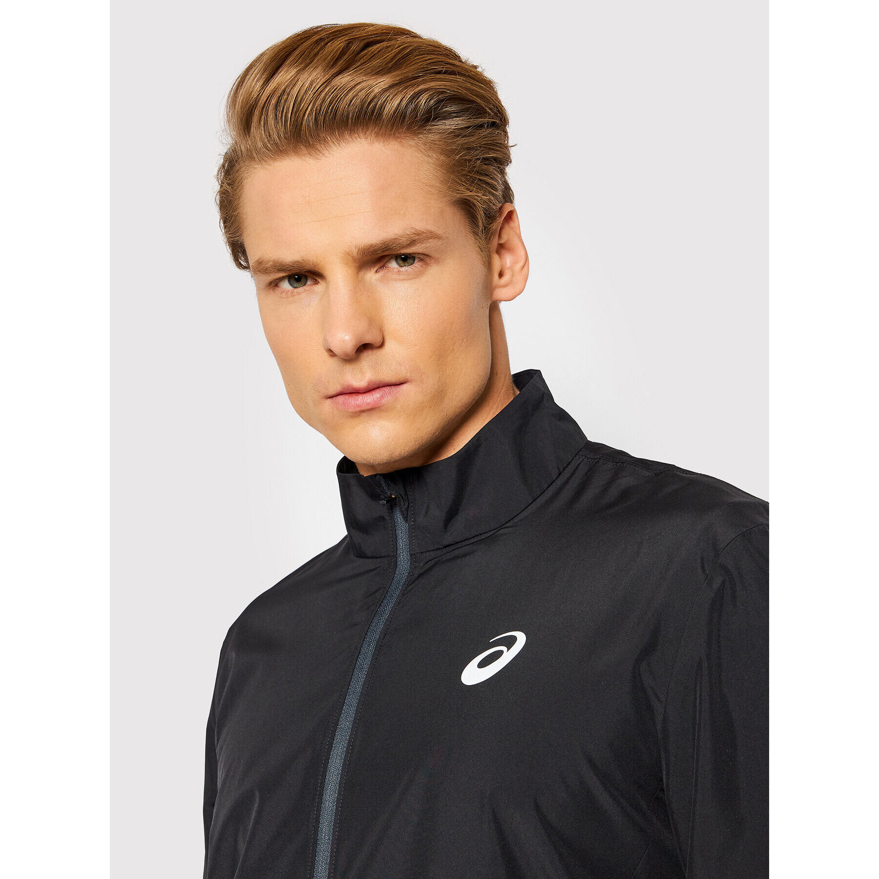 Asics Яке за джогинг Core 2011C344 Черен Regular Fit - Pepit.bg
