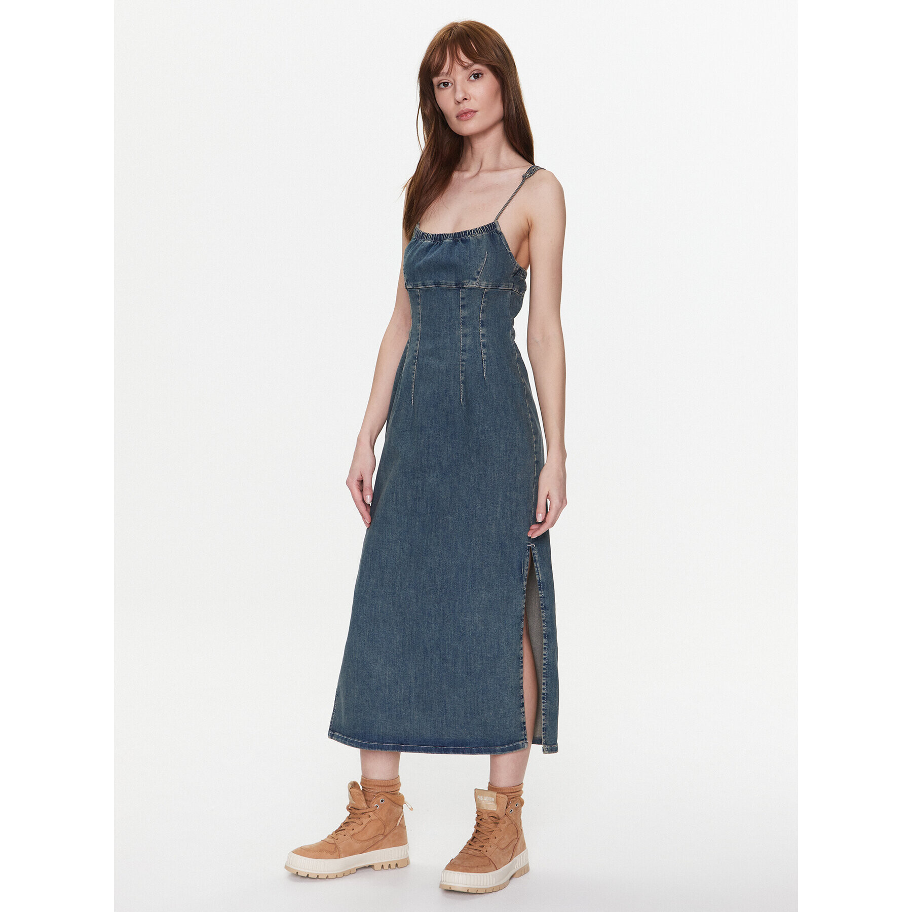 BDG Urban Outfitters Дънкова рокля BDG REYNE DENIM MIDI 76476555 Тъмносин Slim Fit - Pepit.bg