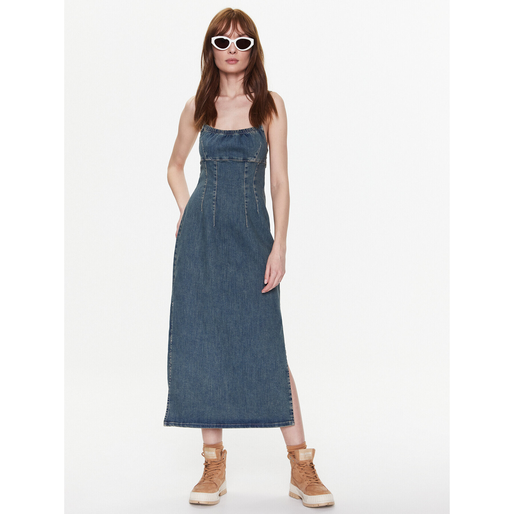 BDG Urban Outfitters Дънкова рокля BDG REYNE DENIM MIDI 76476555 Тъмносин Slim Fit - Pepit.bg