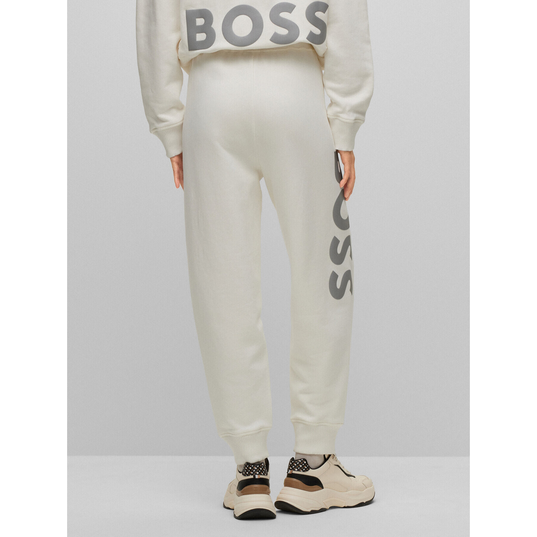 Boss Долнище анцуг 50490528 Бежов Relaxed Fit - Pepit.bg