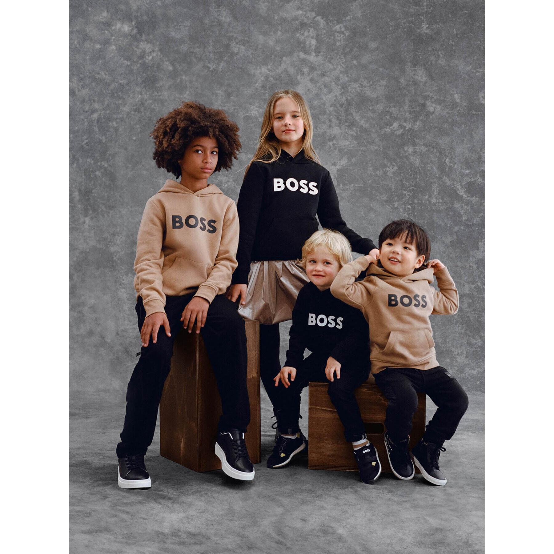 Boss Суитшърт J25Q15 S Бежов Regular Fit - Pepit.bg
