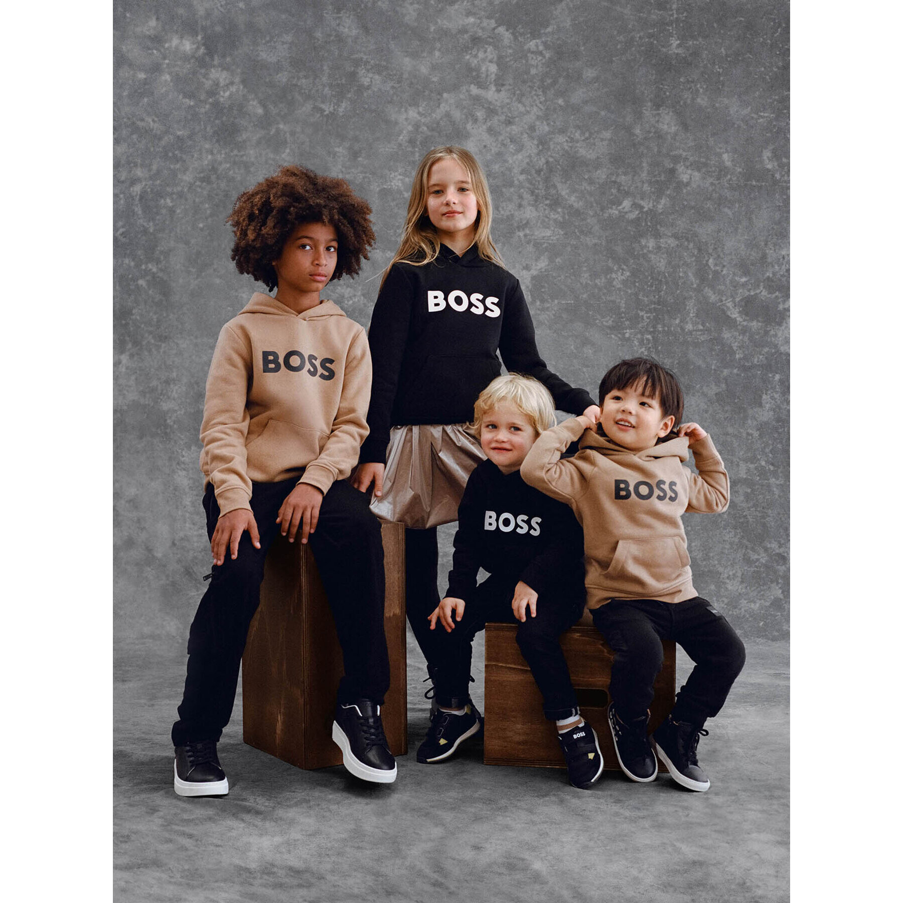 Boss Суитшърт J25Q15 S Черен Regular Fit - Pepit.bg