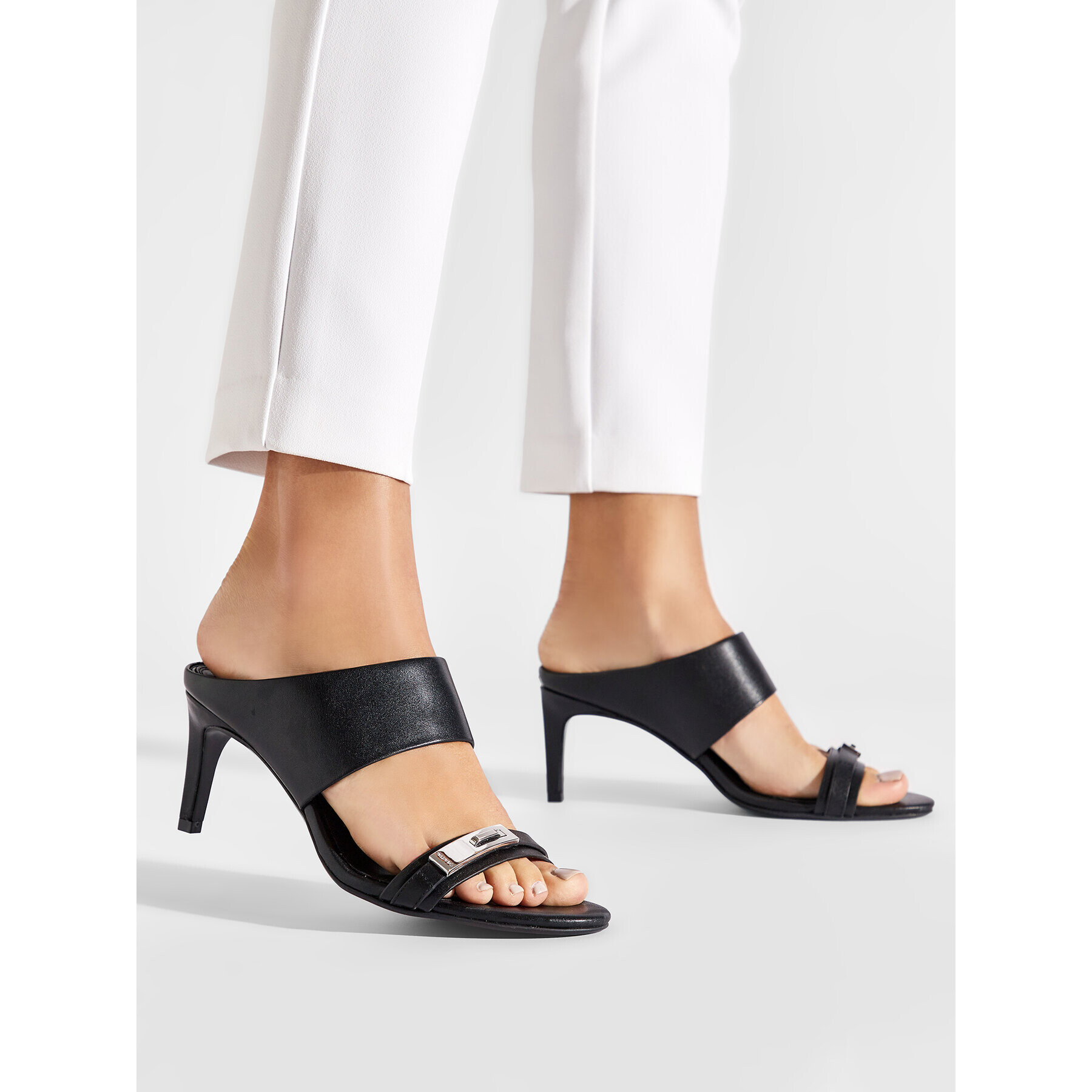 Calvin Klein Чехли Essentia Mule Sndl W/Hdw 70-Lth HW0HW01188 Черен - Pepit.bg