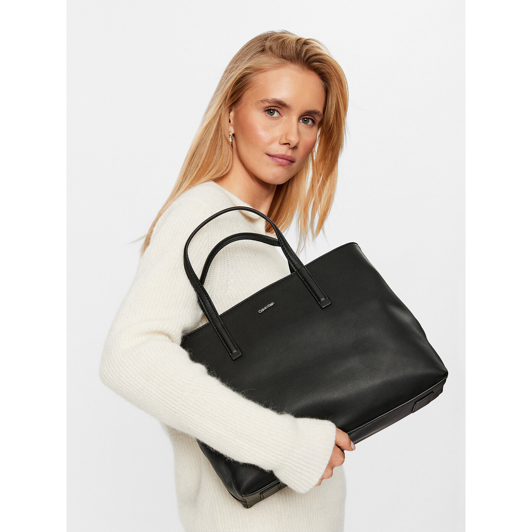 Calvin Klein Дамска чанта Ck Must Tote Md K60K610925 Черен - Pepit.bg