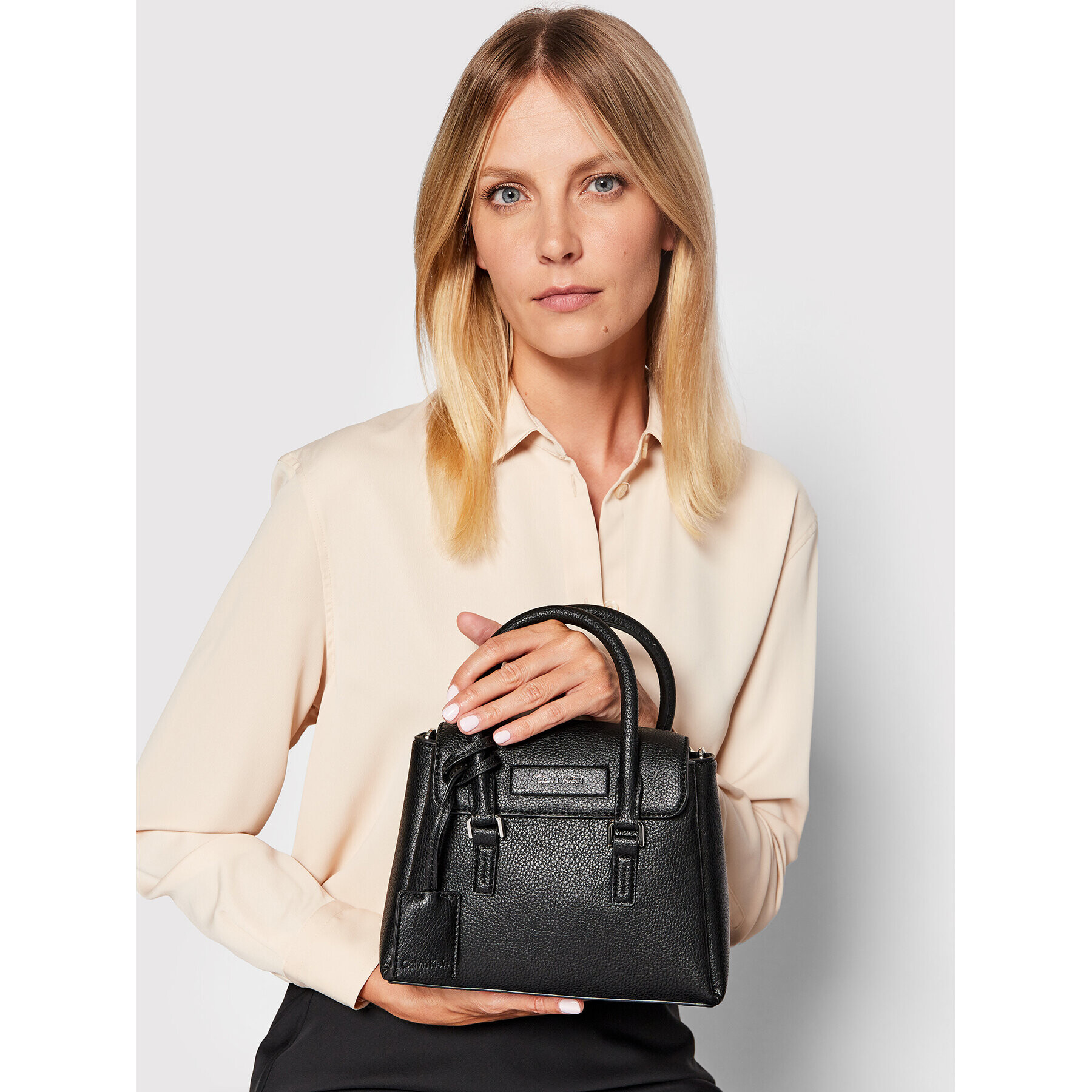 Calvin Klein Дамска чанта Dressed Mini Tote W Flap K60K609691 Черен - Pepit.bg