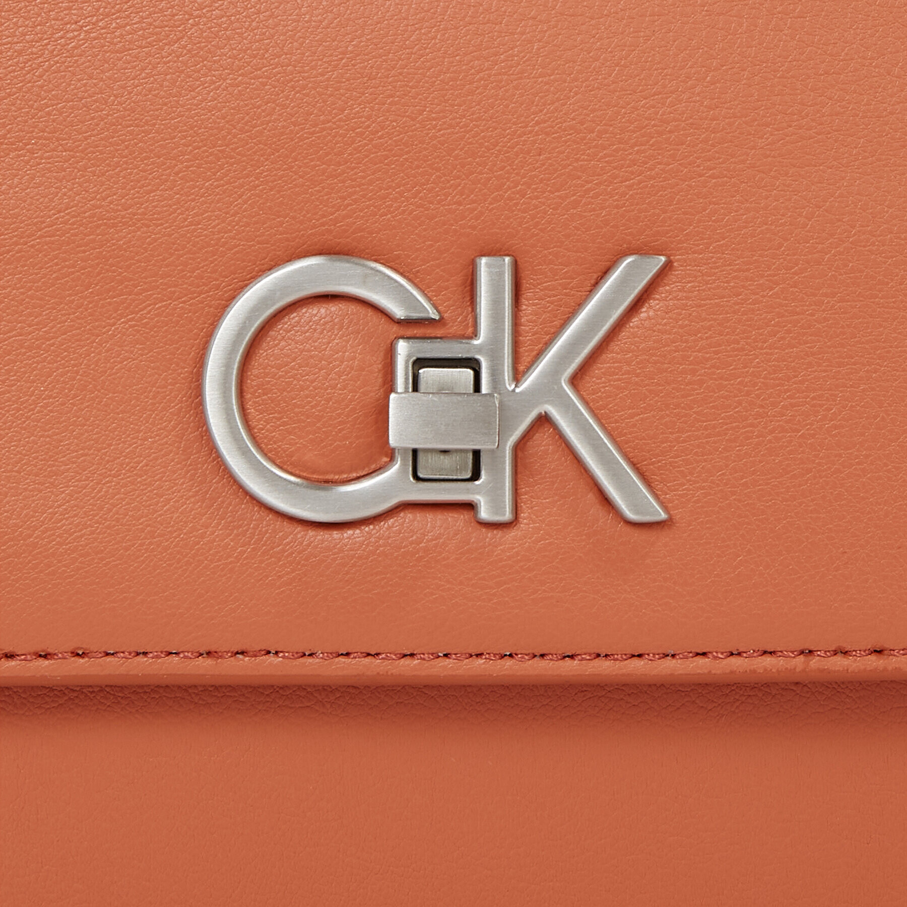 Calvin Klein Дамска чанта Re-Lock Crossbody W/Flap Sm K60K610770 Кафяв - Pepit.bg