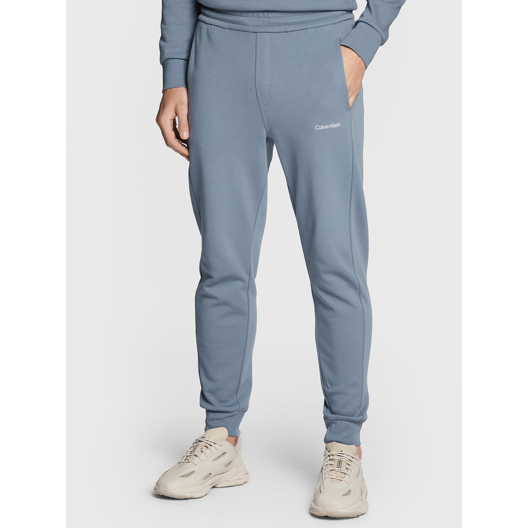 Calvin Klein Долнище анцуг Micro Logo K10K109940 Сив Relaxed Fit - Pepit.bg