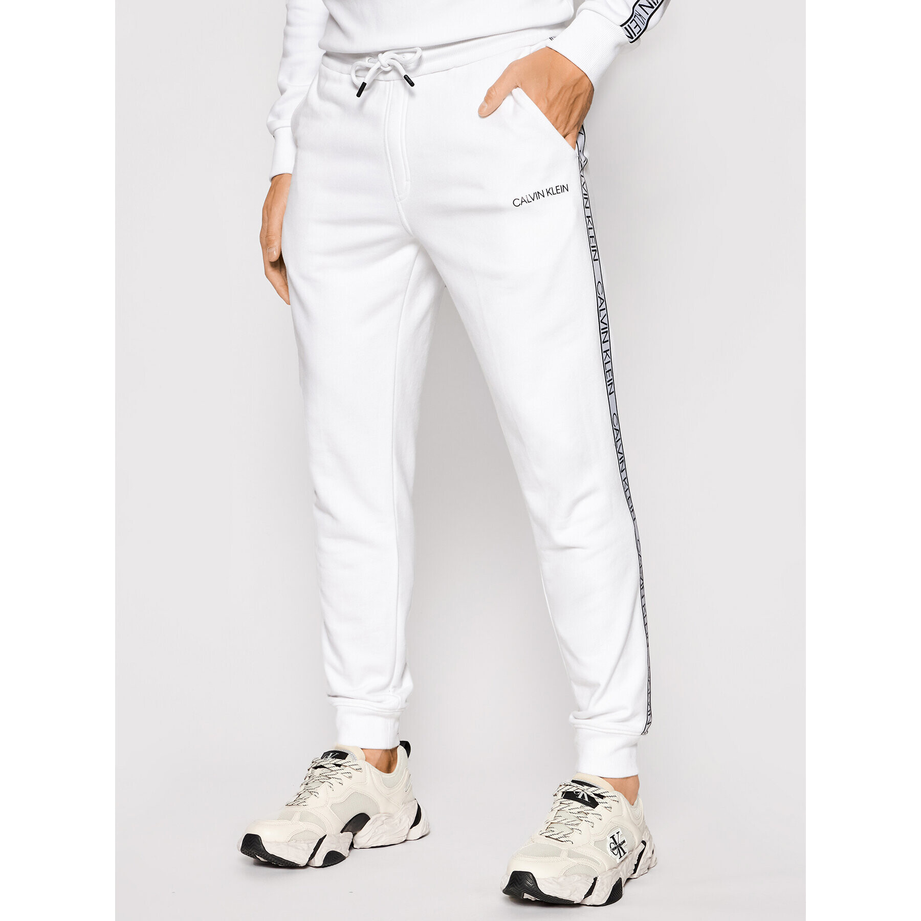 Calvin Klein Долнище анцуг Essential Logo Tape K10K107316 Бял Regular Fit - Pepit.bg