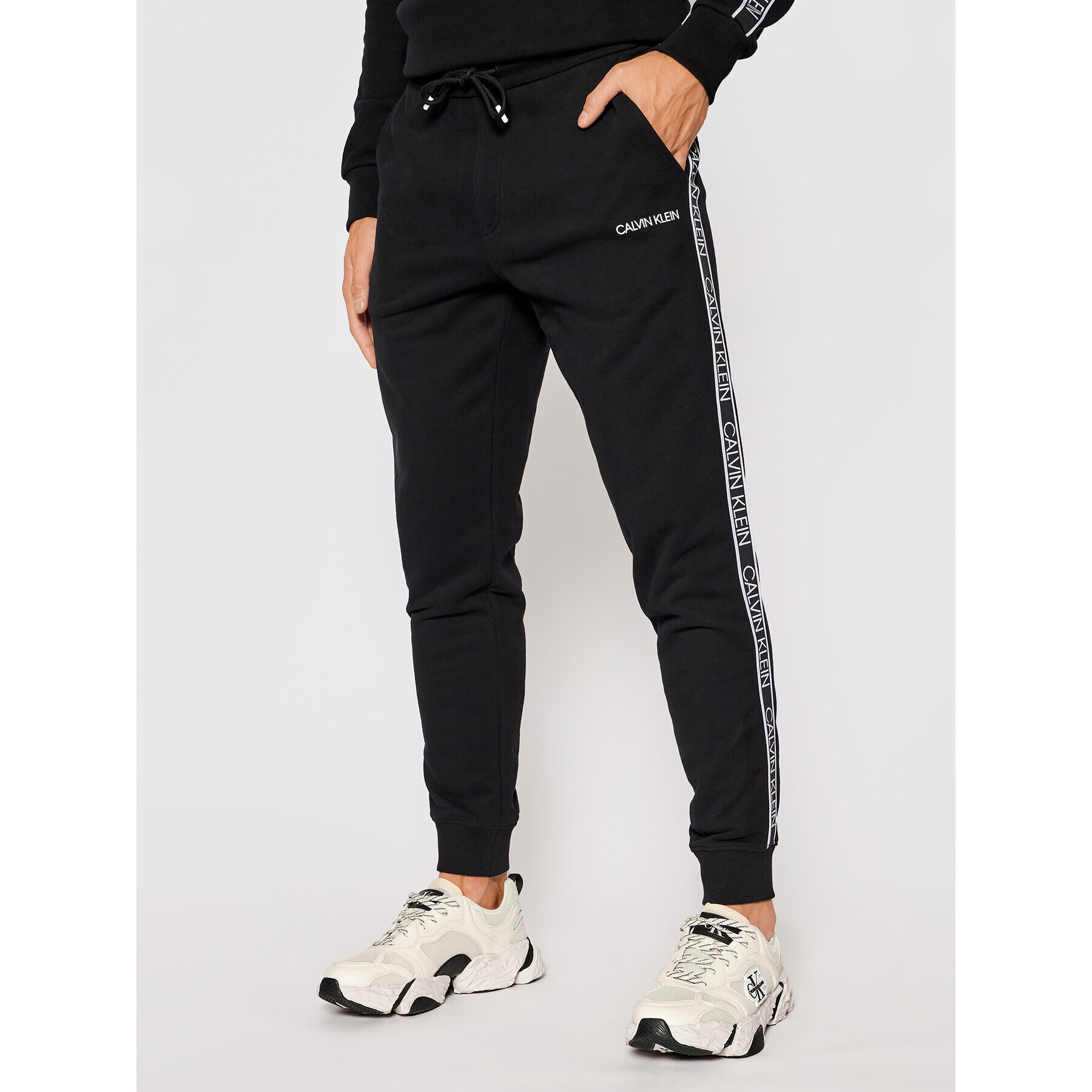 Calvin Klein Долнище анцуг Essential Logo Tape K10K107316 Черен Regular Fit - Pepit.bg