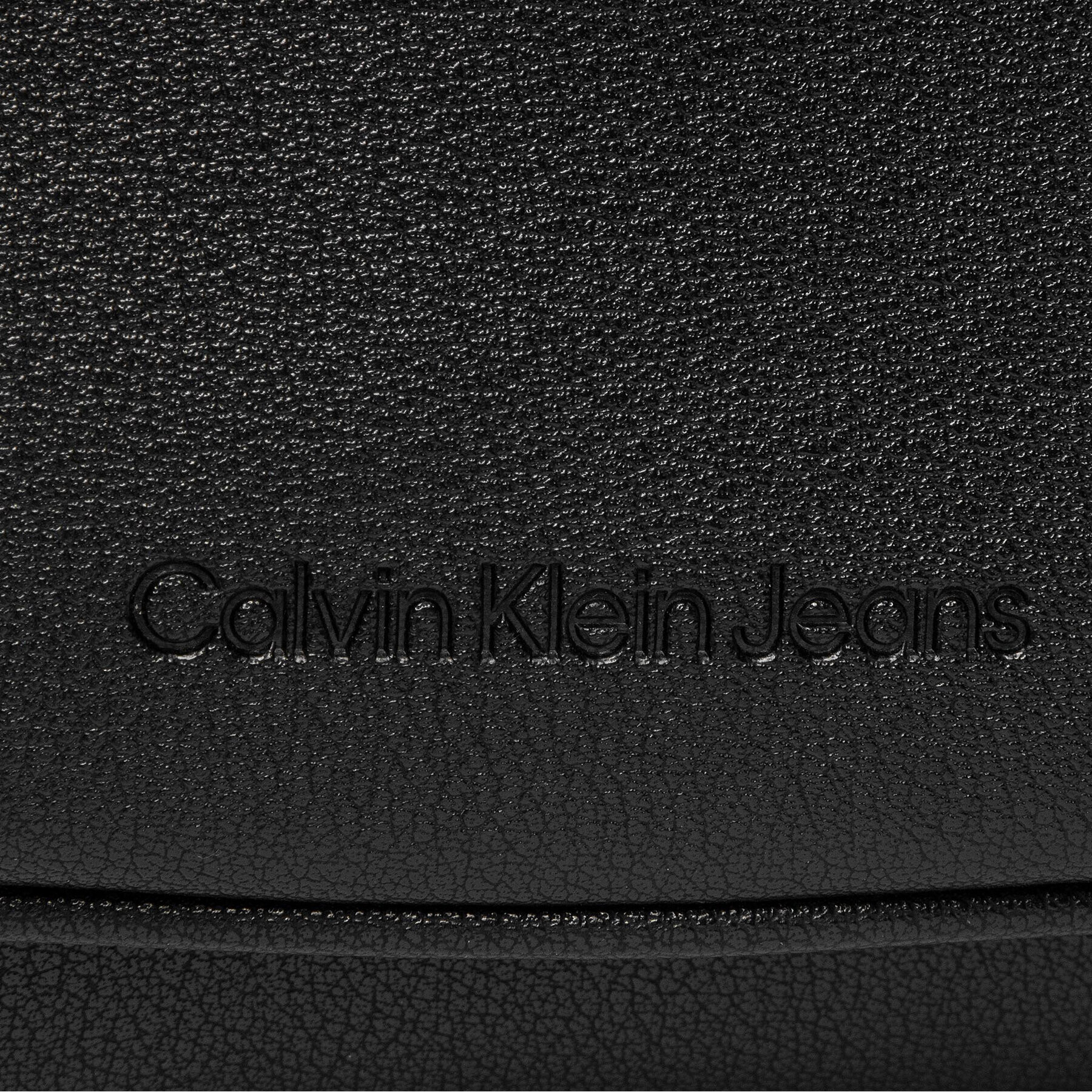 Calvin Klein Jeans Дамска чанта Ultralight Conv Flap Bag K60K609304 Черен - Pepit.bg