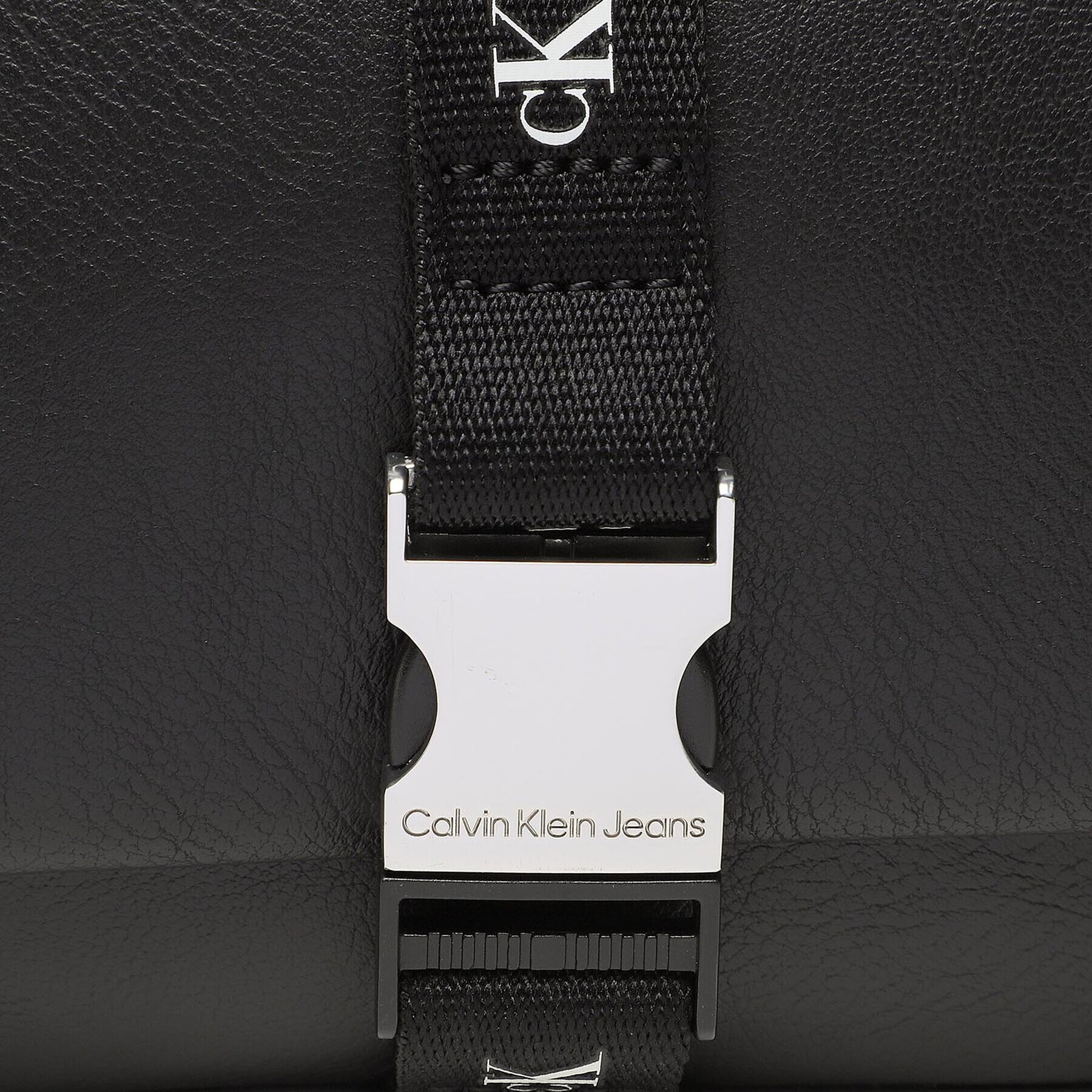 Calvin Klein Jeans Дамска чанта Ultralight Ew Flap25 Pu K60K610700 Черен - Pepit.bg