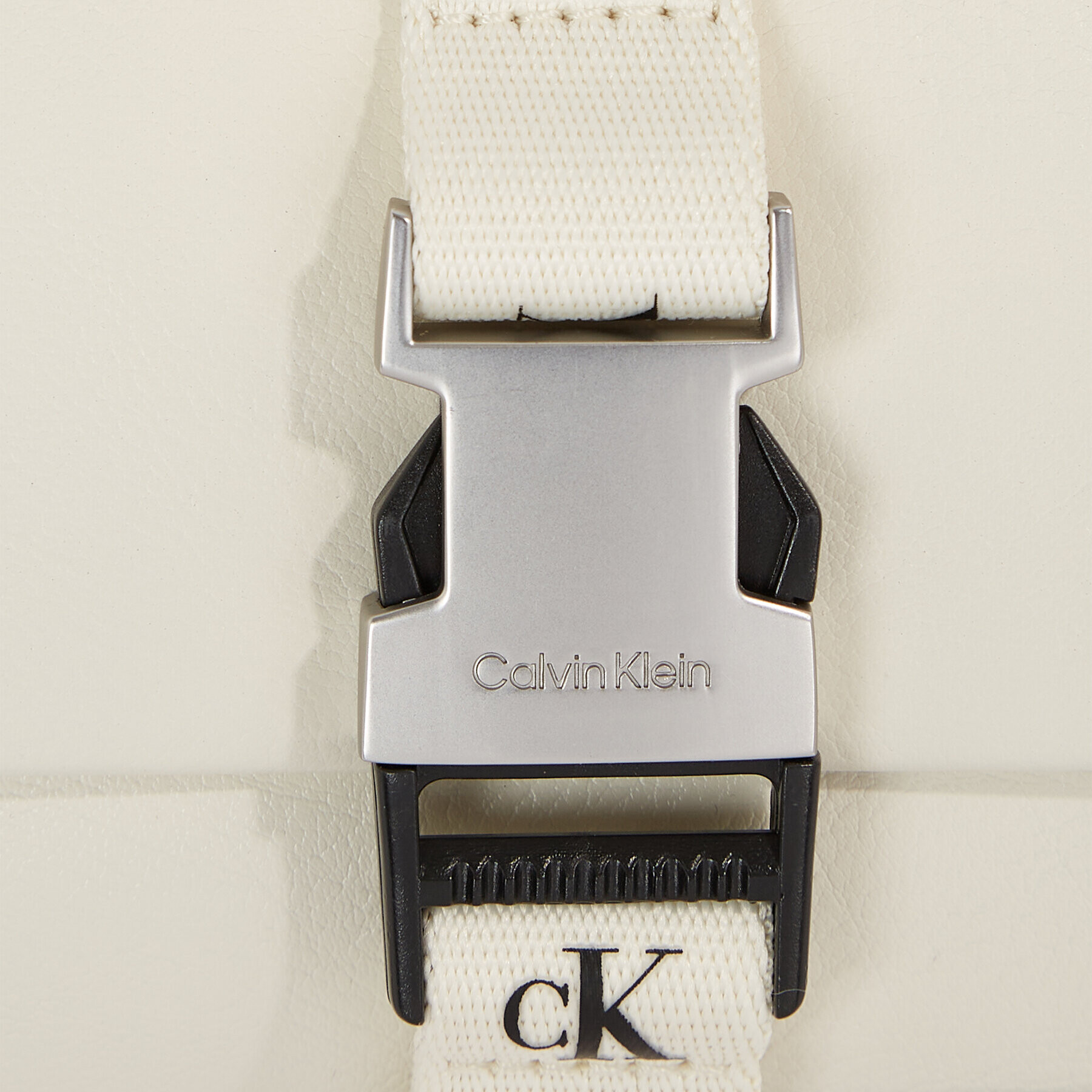 Calvin Klein Jeans Дамска чанта Ultralight Ew Flap25 Pu K60K610700 Екрю - Pepit.bg