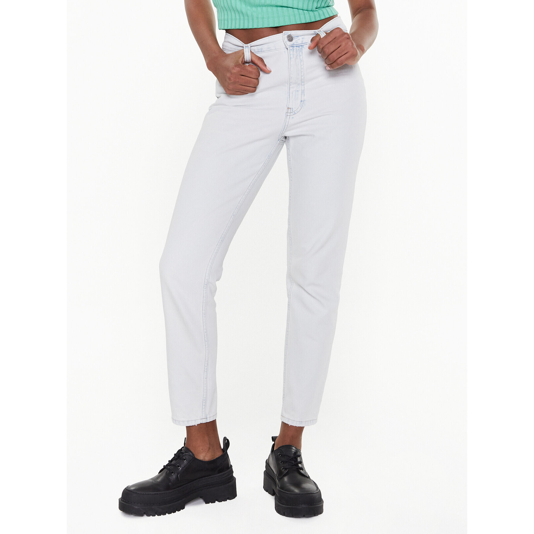 Calvin Klein Jeans Дънки J20J220859 Бял Mom Fit - Pepit.bg