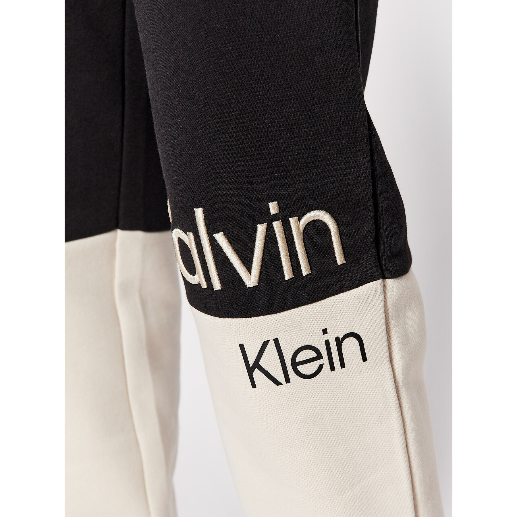 Calvin Klein Jeans Долнище анцуг J20J218977 Черен Regular Fit - Pepit.bg