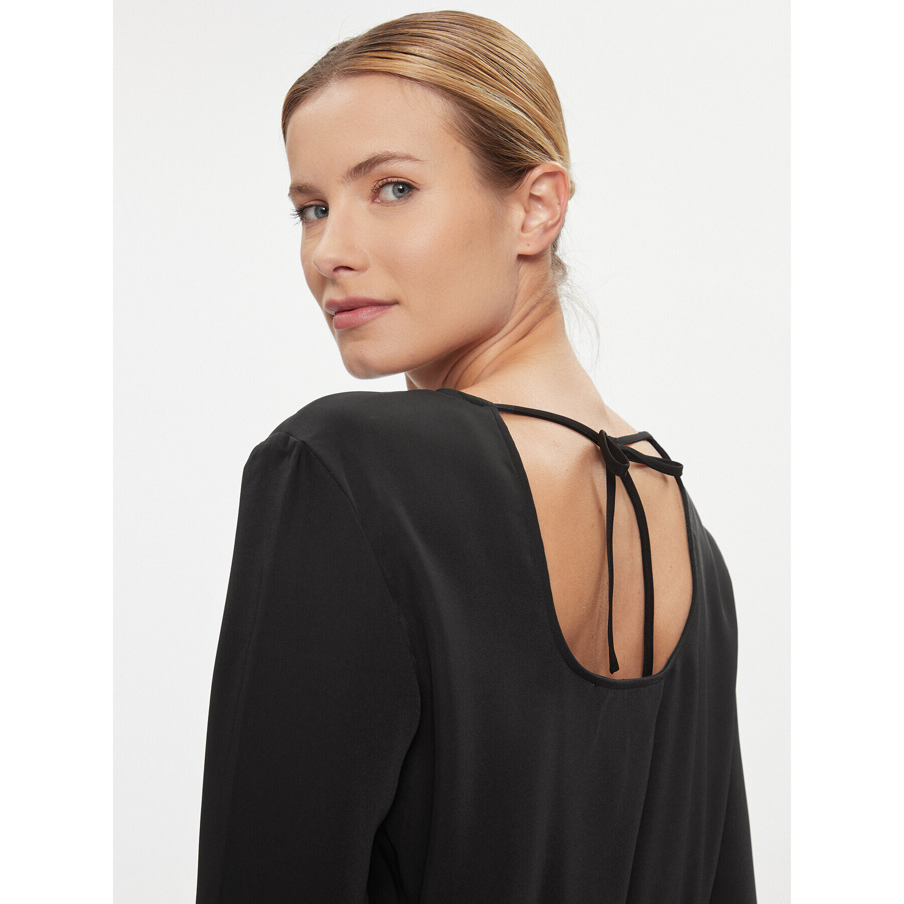 Calvin Klein Jeans Коктейлна рокля Open Back Dress J20J222534 Черен Regular Fit - Pepit.bg