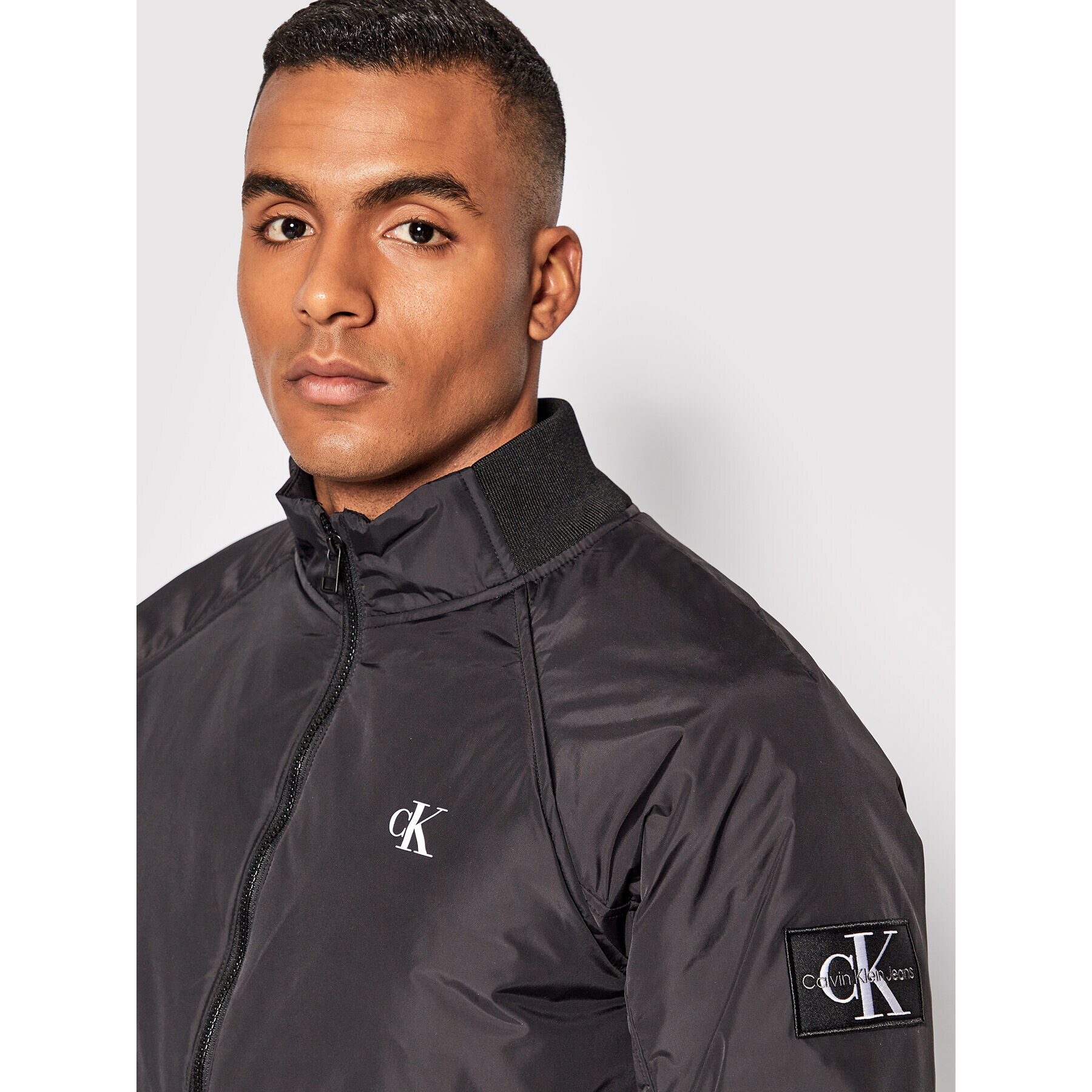 Calvin Klein Jeans Преходно яке J30J320930 Черен Regular Fit - Pepit.bg