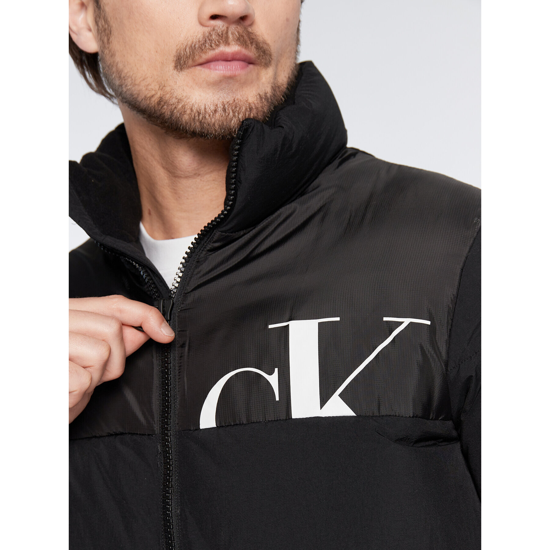 Calvin Klein Jeans Пухено яке J30J321973 Черен Regular Fit - Pepit.bg