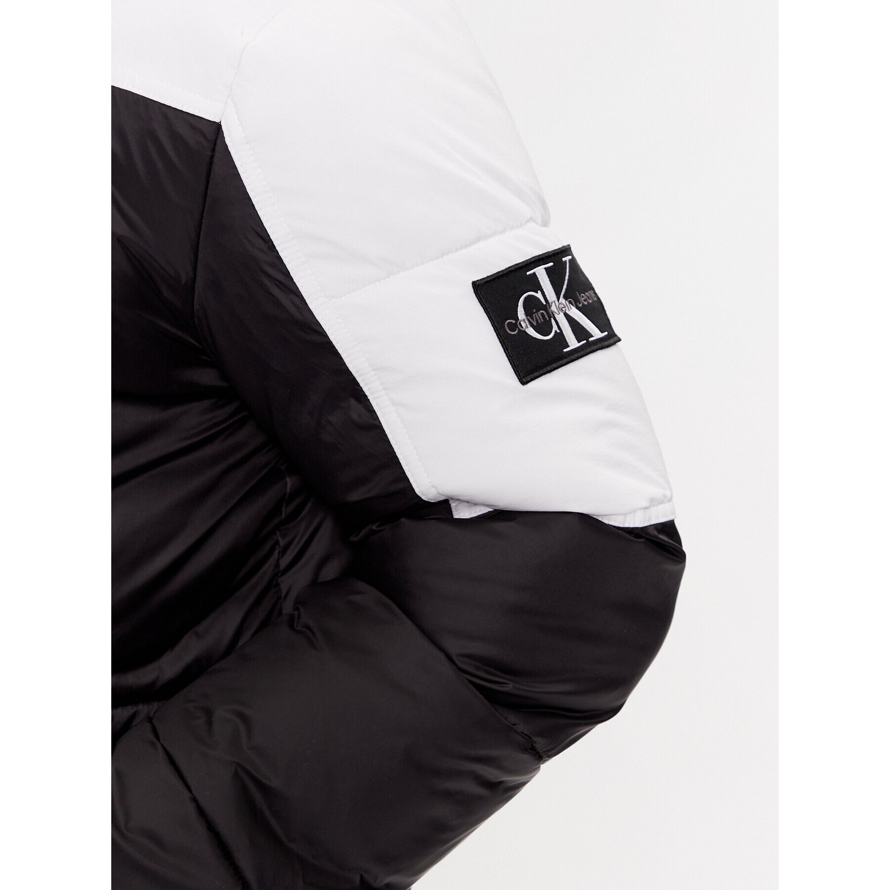 Calvin Klein Jeans Пухено яке J30J323461 Черен Regular Fit - Pepit.bg