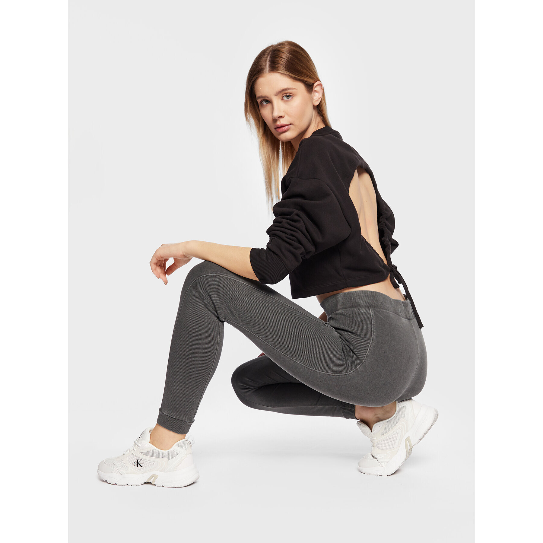 Calvin Klein Jeans Суитшърт J20J220705 Черен Cropped Fit - Pepit.bg