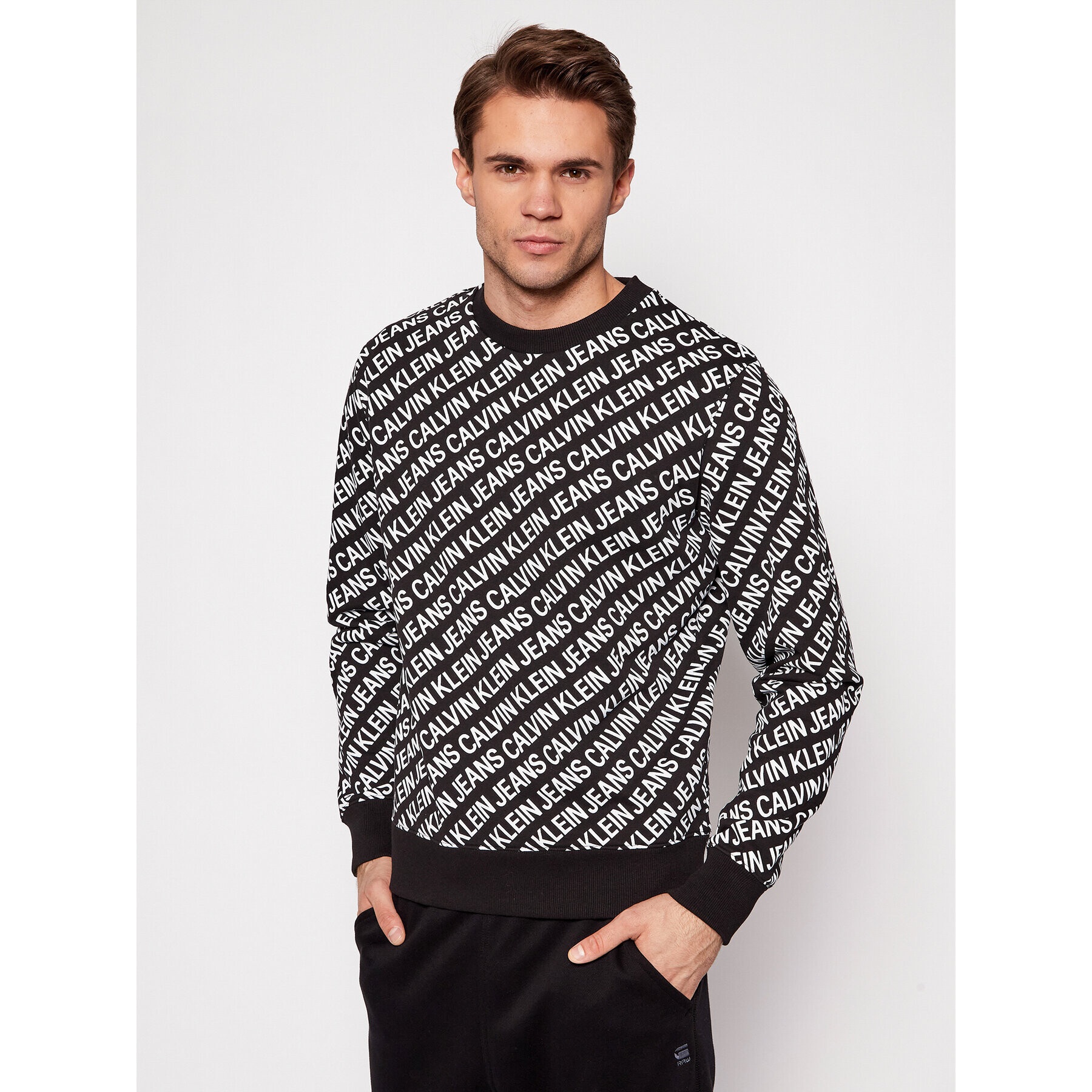 Calvin Klein Jeans Суитшърт J30J318060 Черен Regular Fit - Pepit.bg