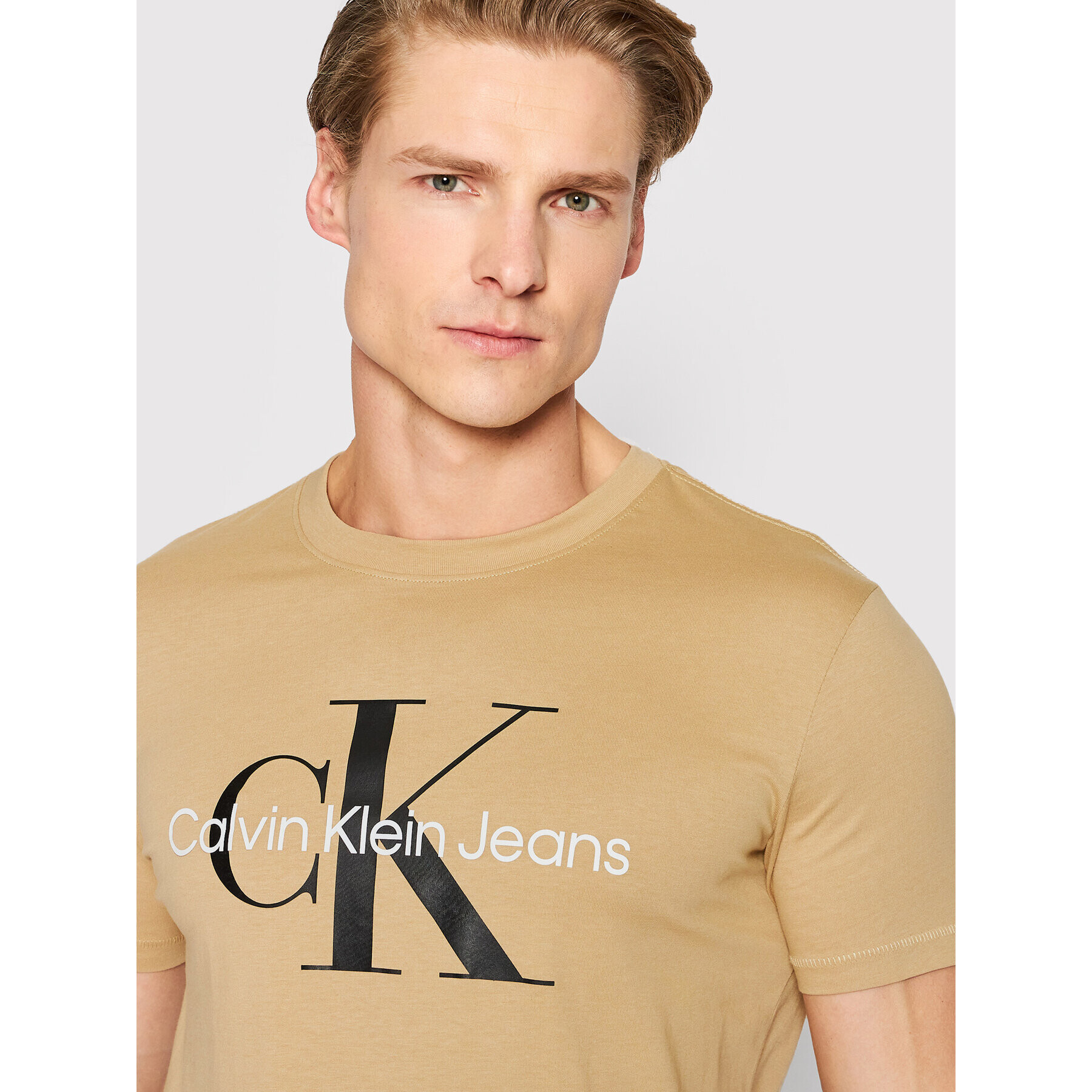 Calvin Klein Jeans Тишърт J30J320806 Бежов Slim Fit - Pepit.bg