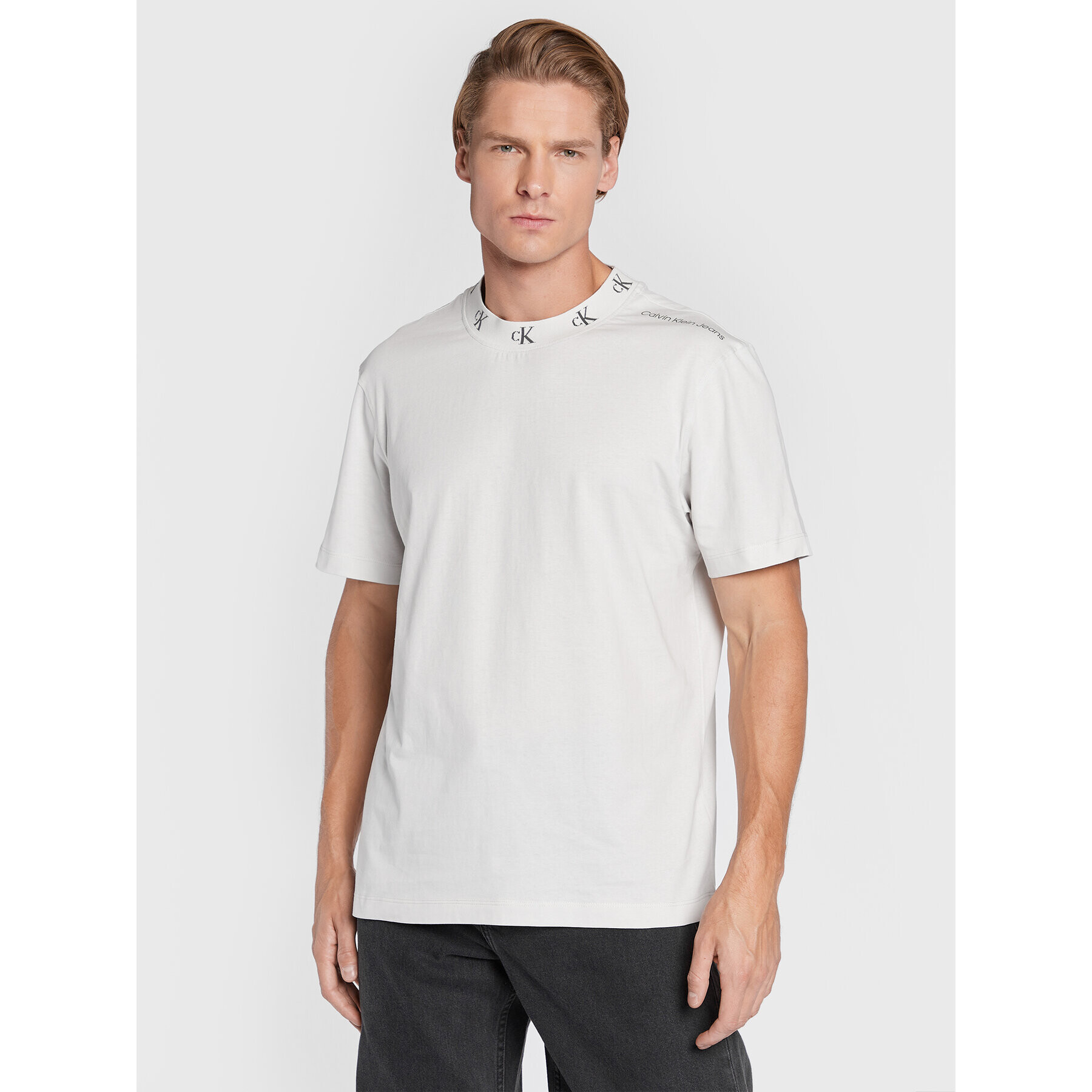 Calvin Klein Jeans Тишърт J30J321706 Сив Relaxed Fit - Pepit.bg