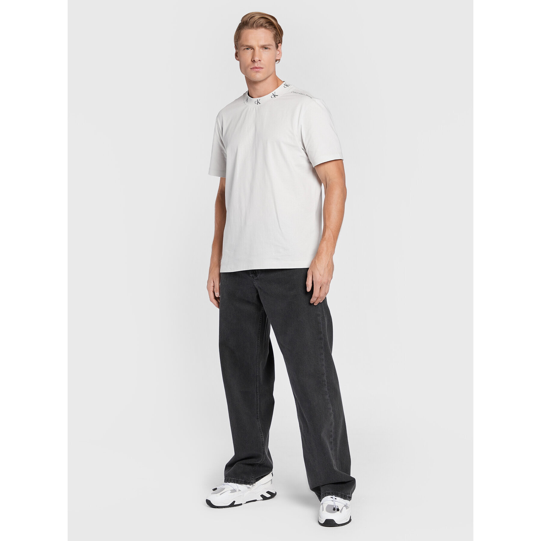 Calvin Klein Jeans Тишърт J30J321706 Сив Relaxed Fit - Pepit.bg