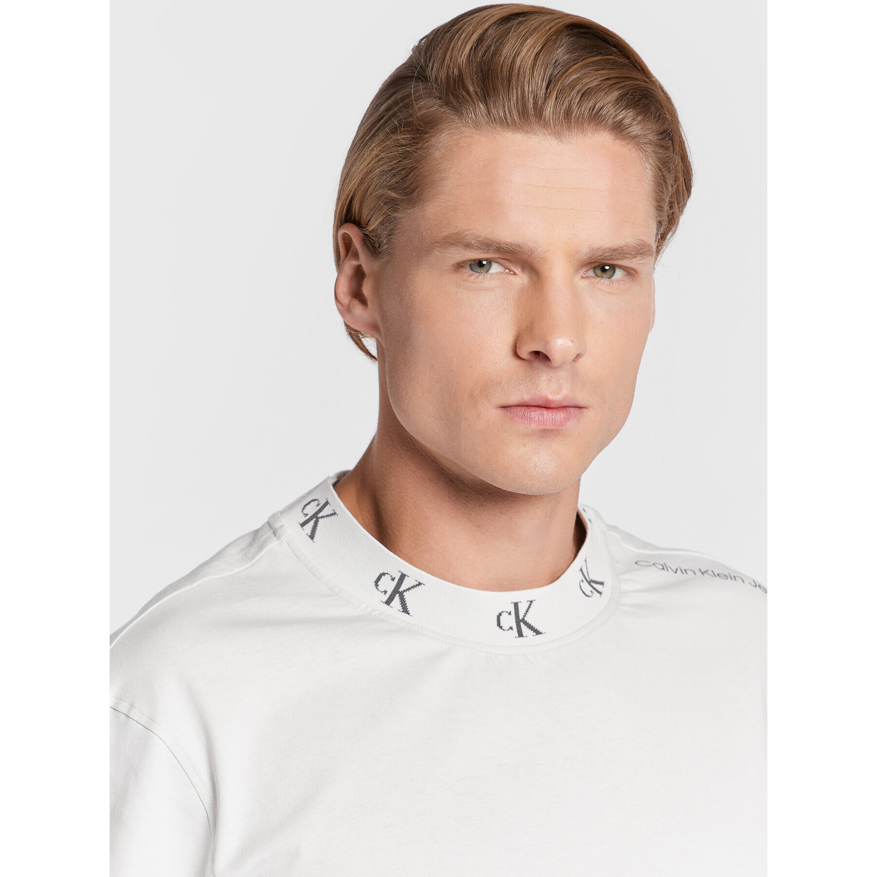 Calvin Klein Jeans Тишърт J30J321706 Сив Relaxed Fit - Pepit.bg