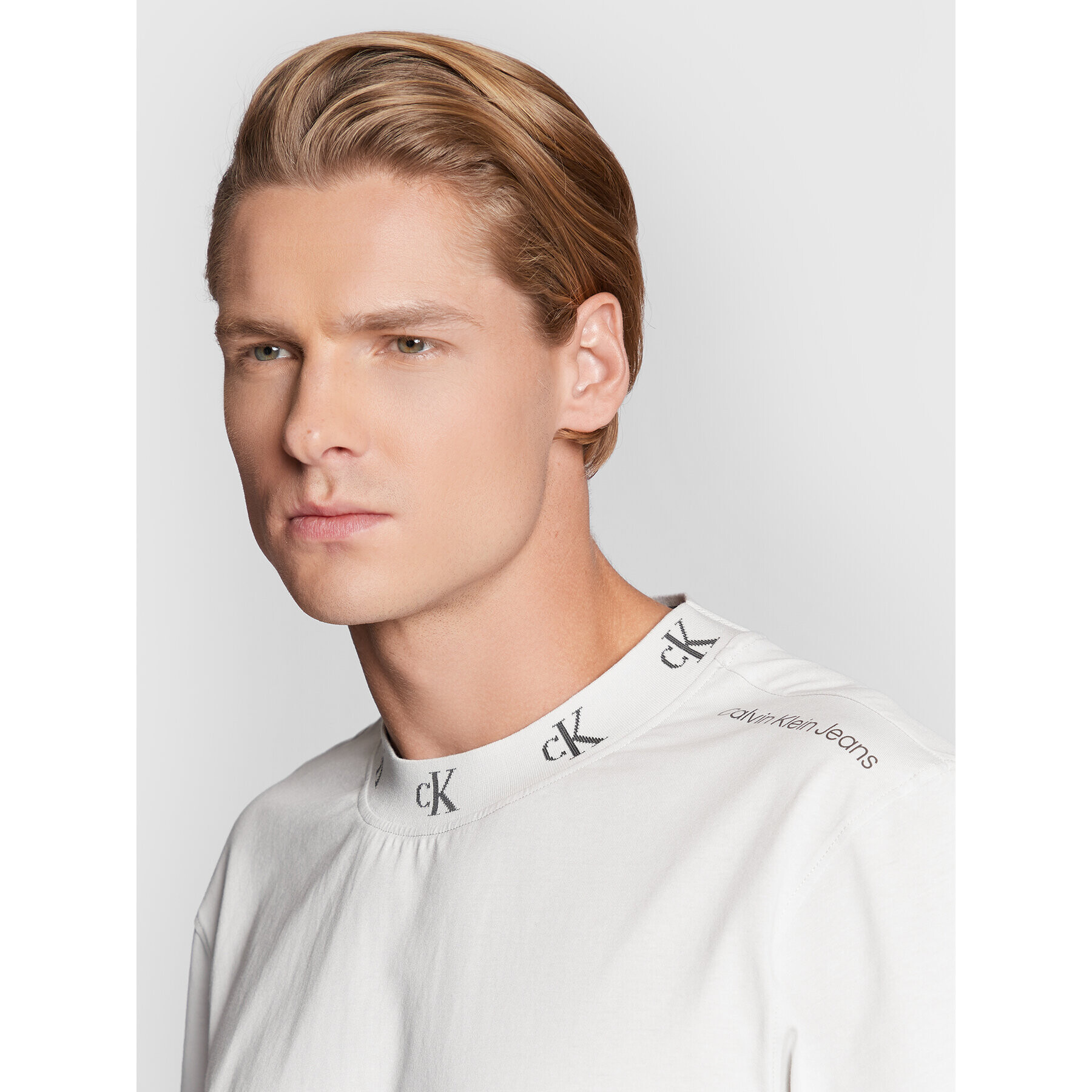 Calvin Klein Jeans Тишърт J30J321706 Сив Relaxed Fit - Pepit.bg