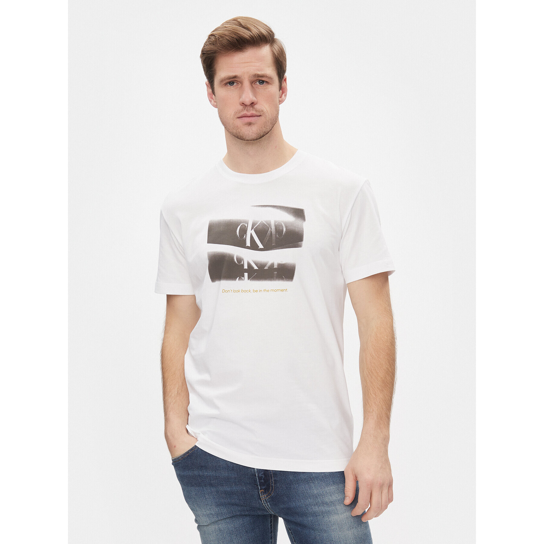 Calvin Klein Jeans Тишърт Slogan Tee J30J324645 Бял Regular Fit - Pepit.bg