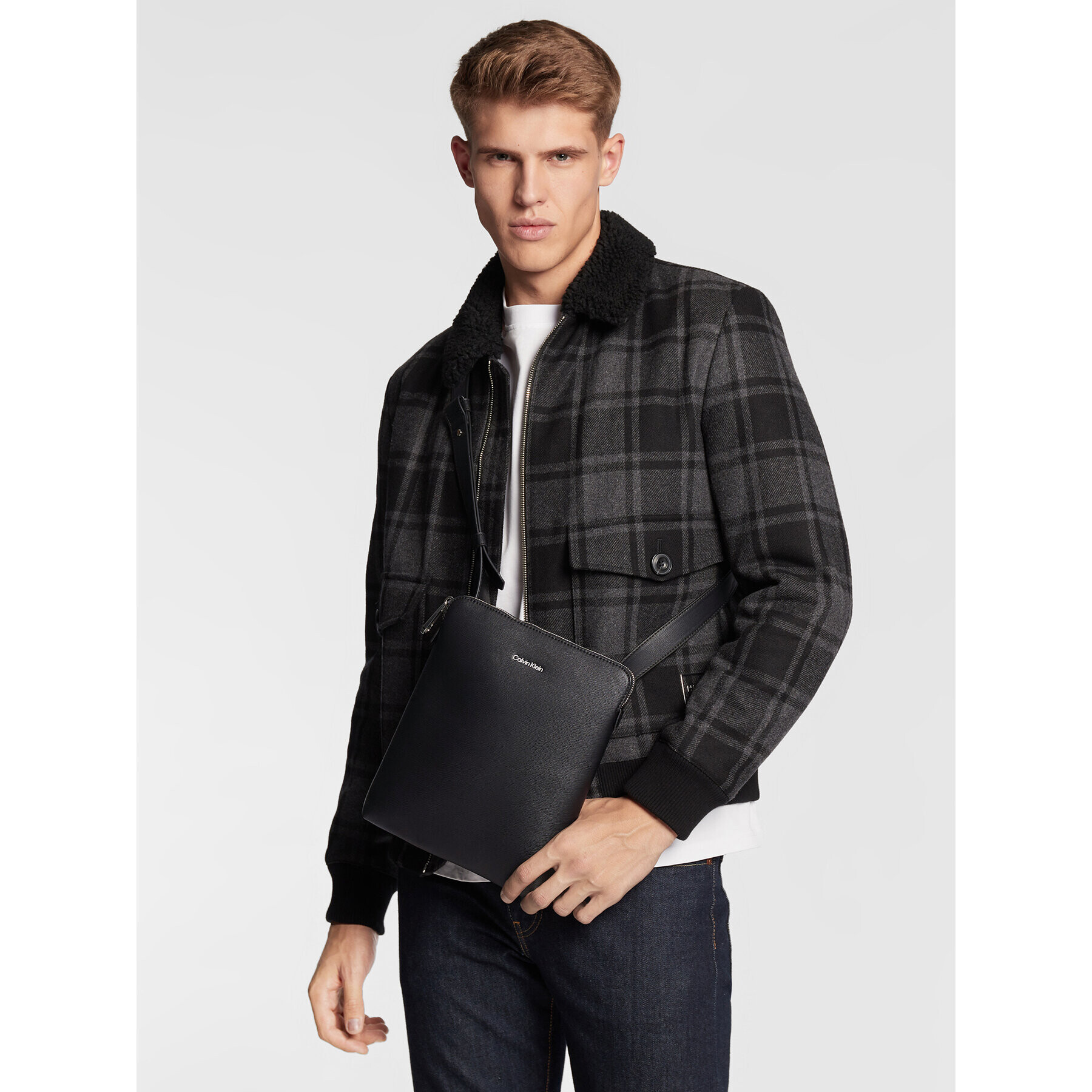 Calvin Klein Мъжка чантичка Minimalism Flatpack K50K508758 Черен - Pepit.bg