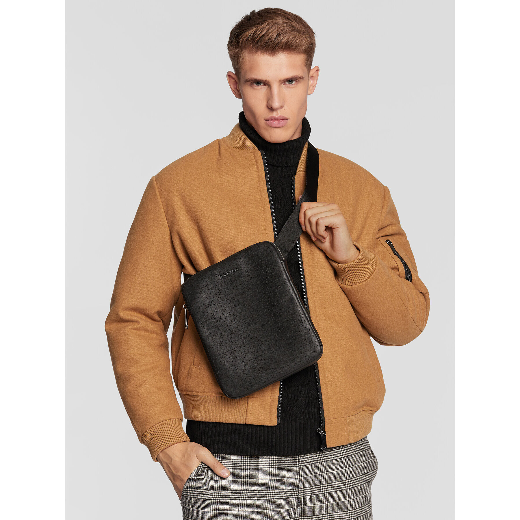 Calvin Klein Мъжка чантичка Perfed Flatpack K50K508760 Черен - Pepit.bg