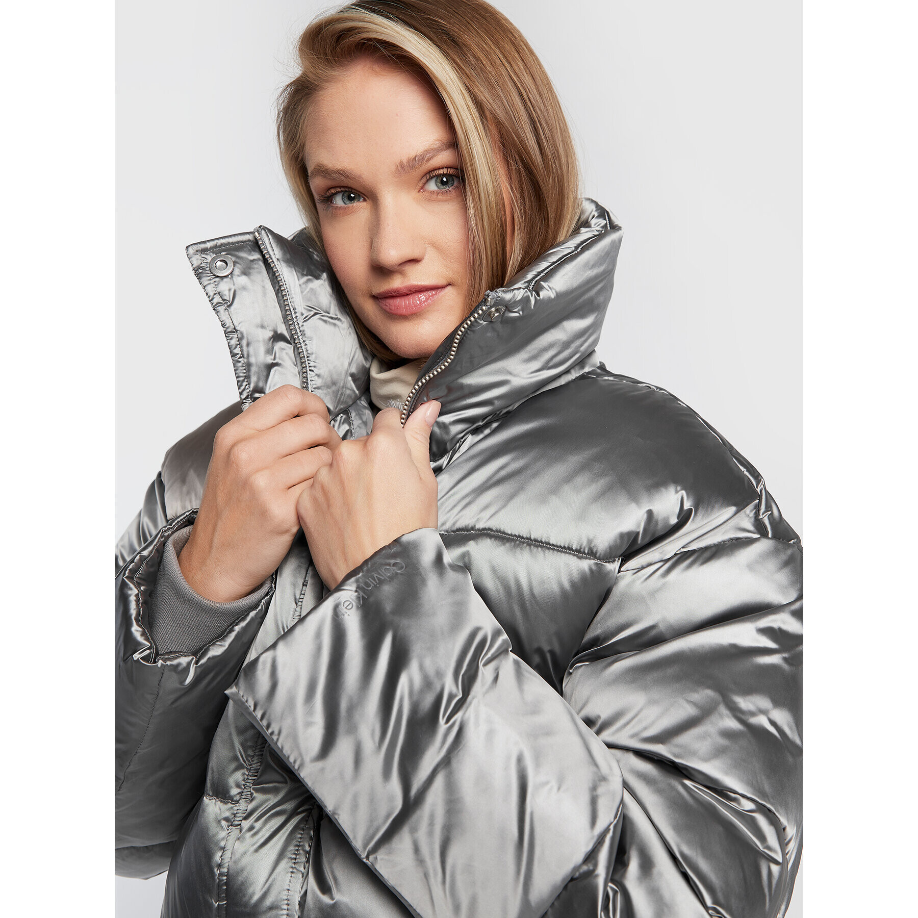 Calvin Klein Пухено яке High Shine Metallic K20K204688 Сребрист Regular Fit - Pepit.bg