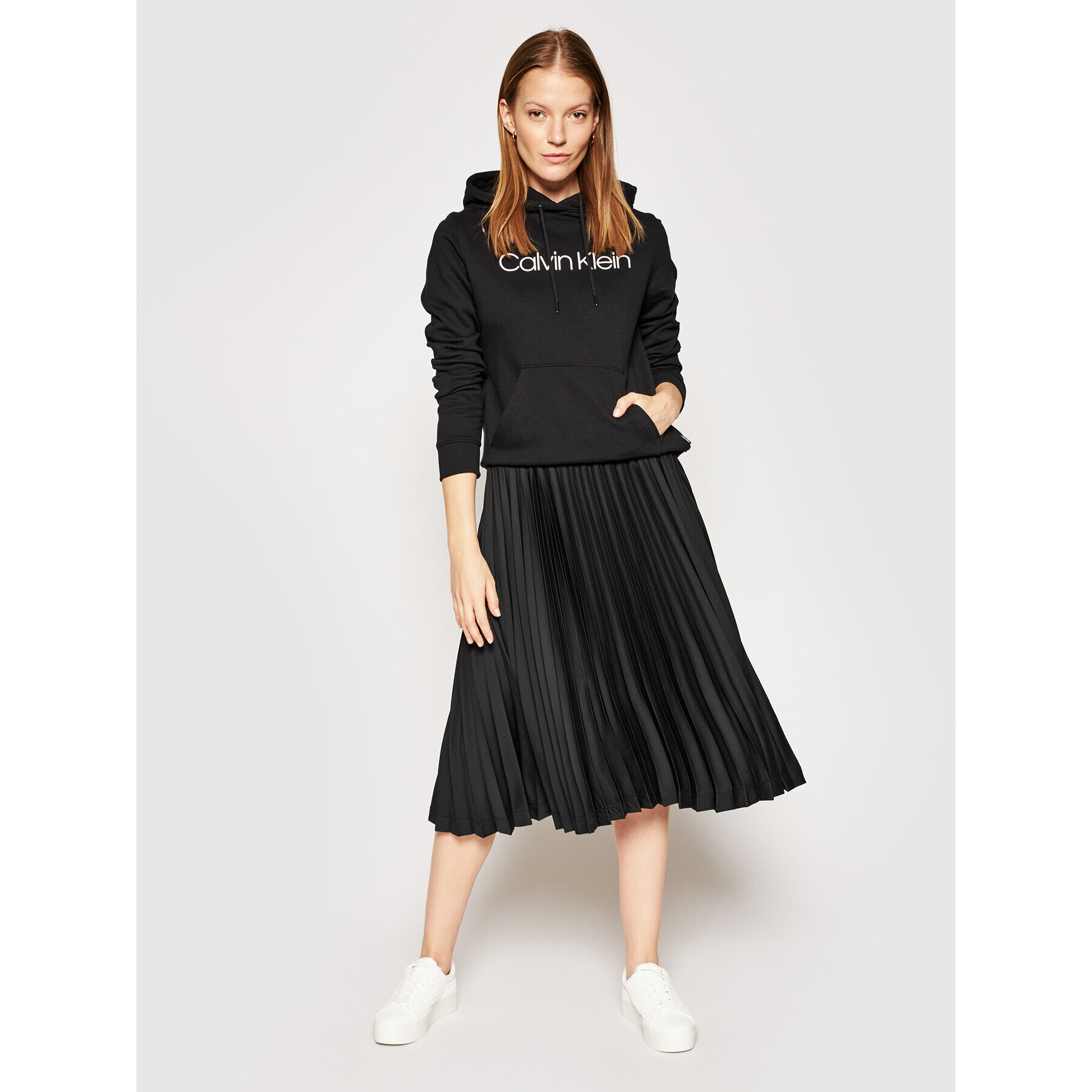 Calvin Klein Суитшърт Core Logo K20K202687 Черен Regular Fit - Pepit.bg