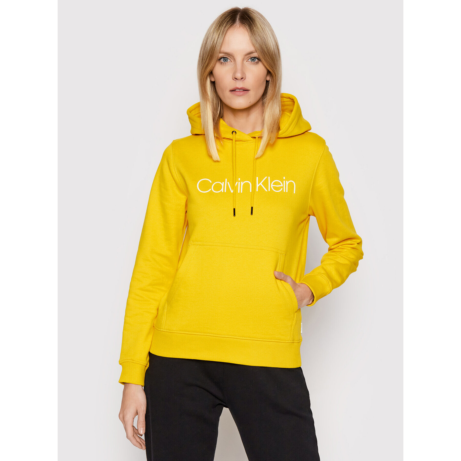Calvin Klein Суитшърт Core Logo K20K202687 Жълт Regular Fit - Pepit.bg
