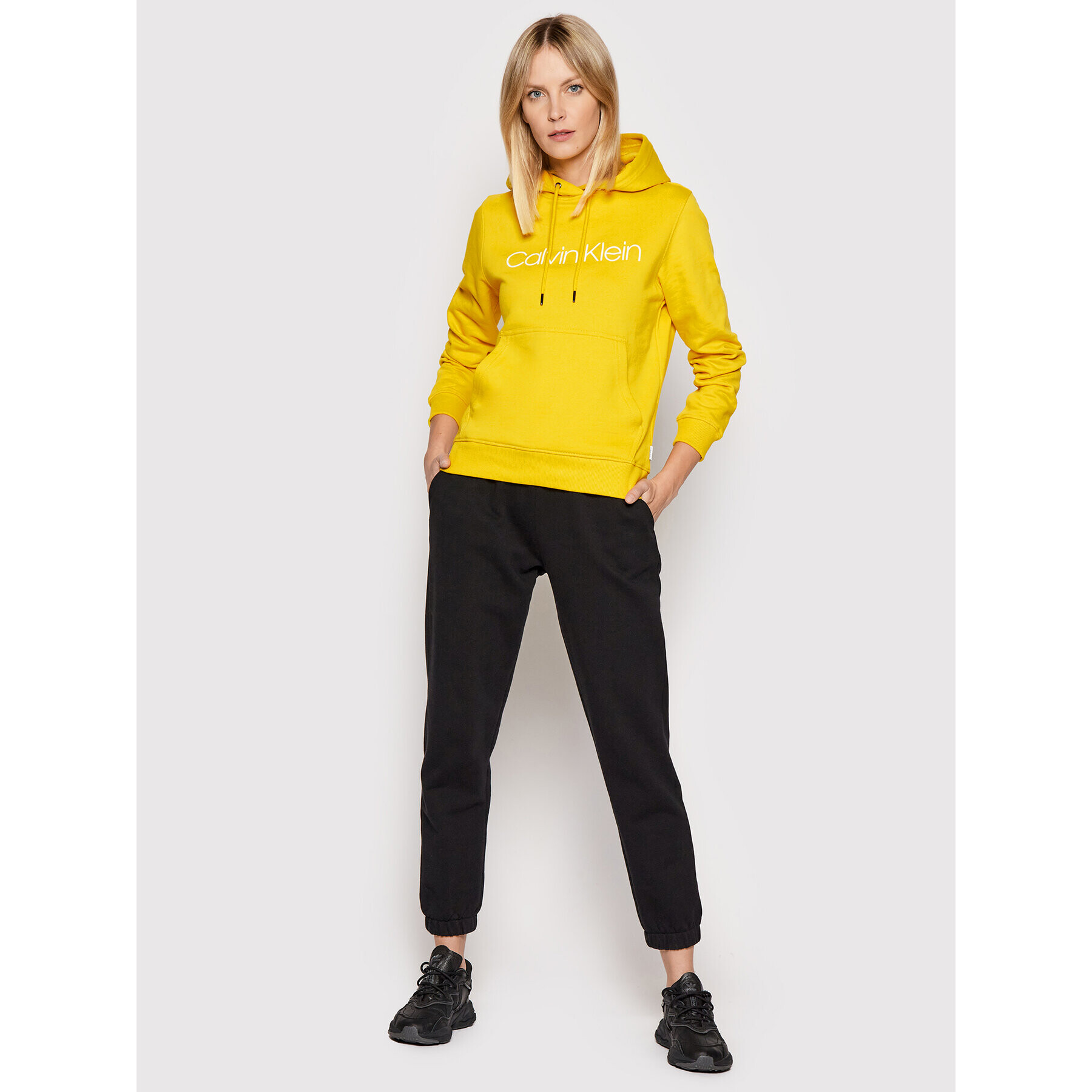 Calvin Klein Суитшърт Core Logo K20K202687 Жълт Regular Fit - Pepit.bg