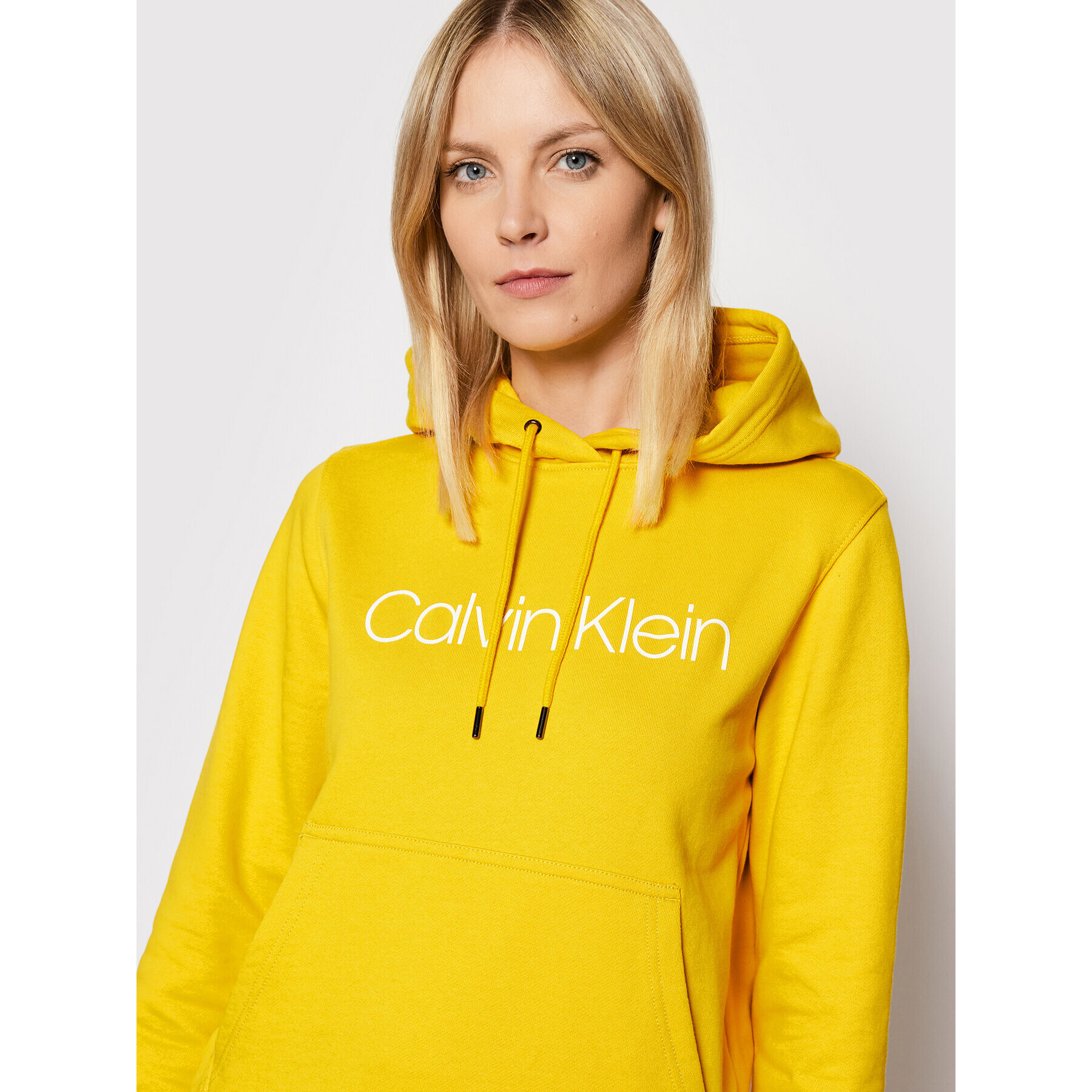Calvin Klein Суитшърт Core Logo K20K202687 Жълт Regular Fit - Pepit.bg