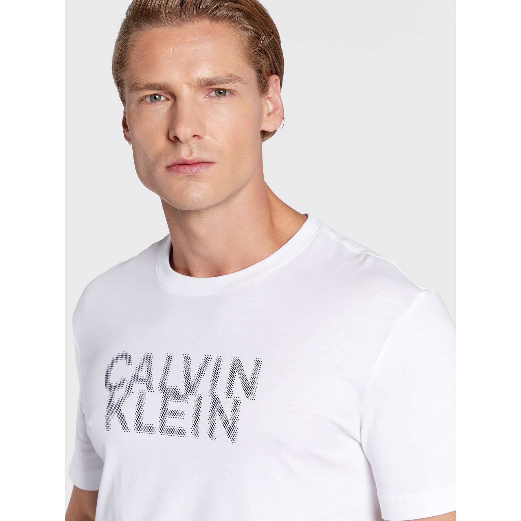 Calvin Klein Тишърт Distorted K10K110113 Бял Regular Fit - Pepit.bg