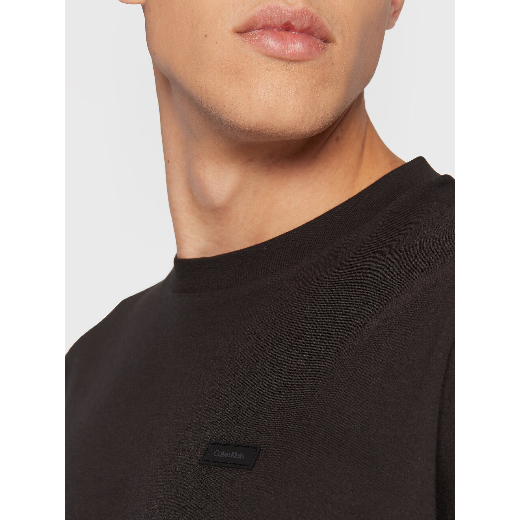 Calvin Klein Тишърт Embossed K10K110187 Черен Comfort Fit - Pepit.bg