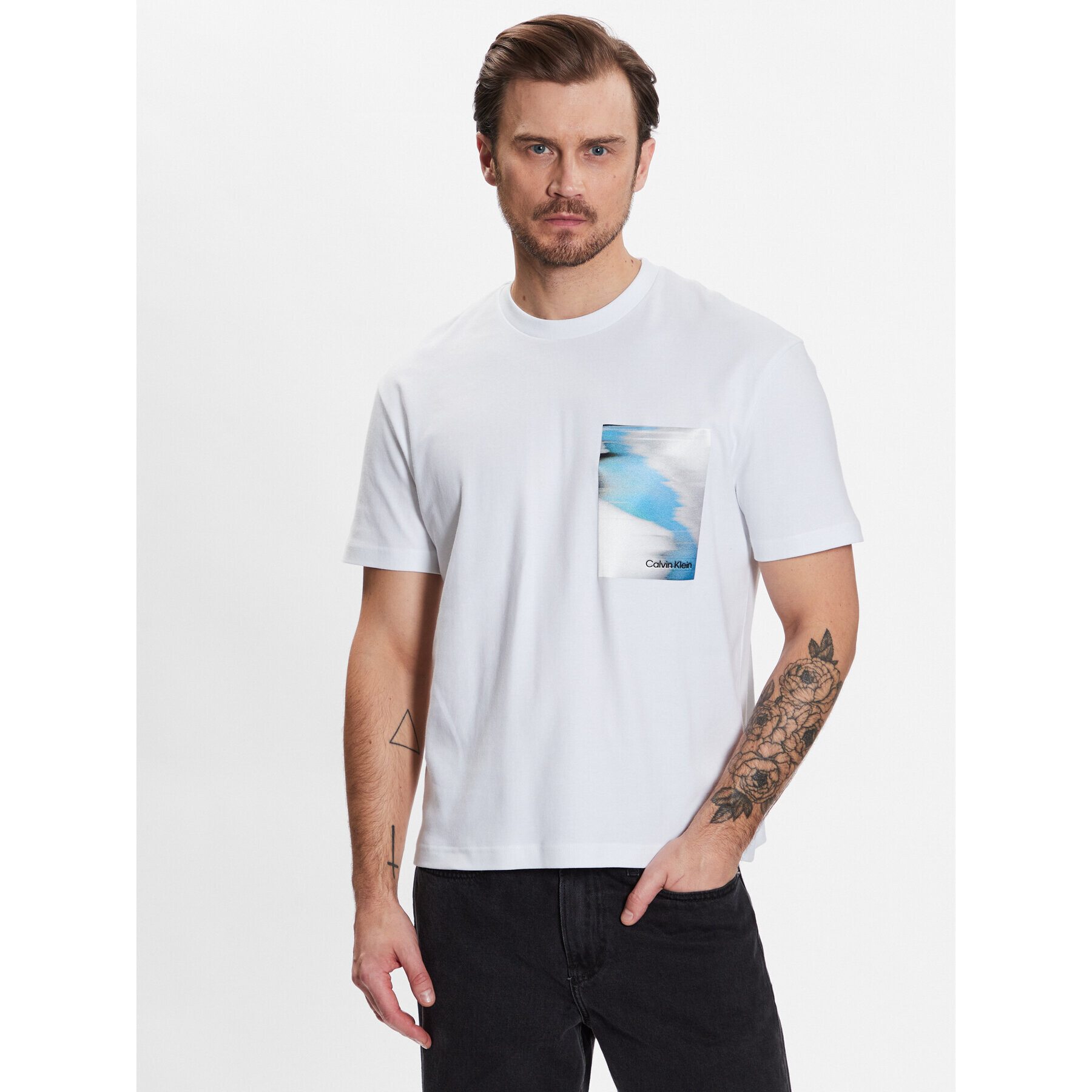 Calvin Klein Тишърт Glitch Chest Print Comfort Tee K10K111132 Бял Regular Fit - Pepit.bg