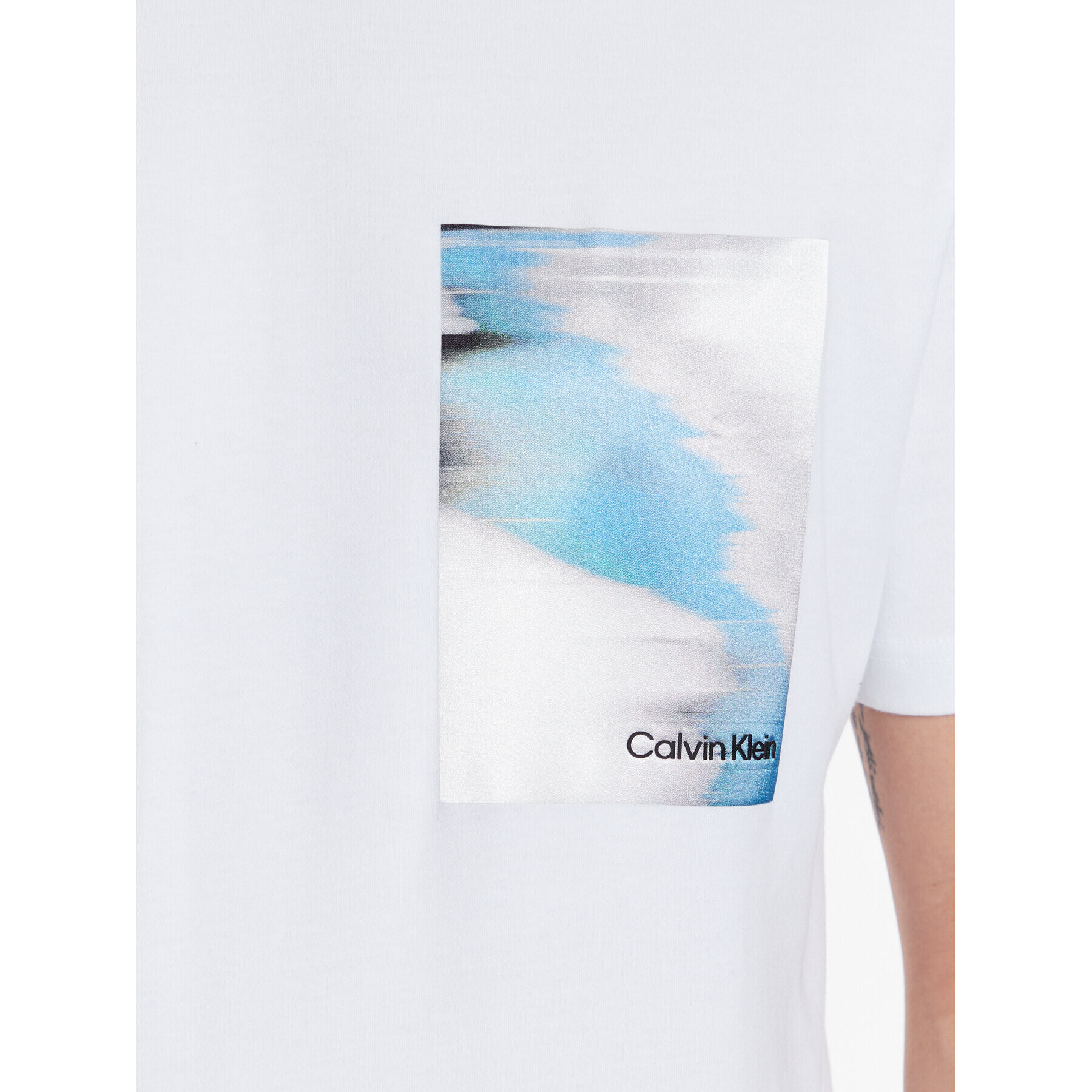 Calvin Klein Тишърт Glitch Chest Print Comfort Tee K10K111132 Бял Regular Fit - Pepit.bg