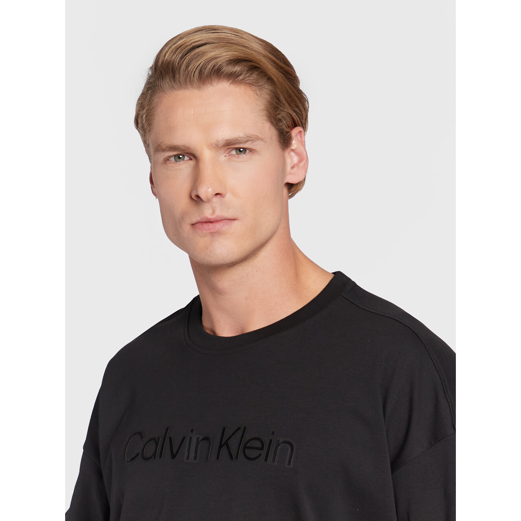 Calvin Klein Тишърт Lacquer Modern Comfort K10K110110 Черен Relaxed Fit - Pepit.bg