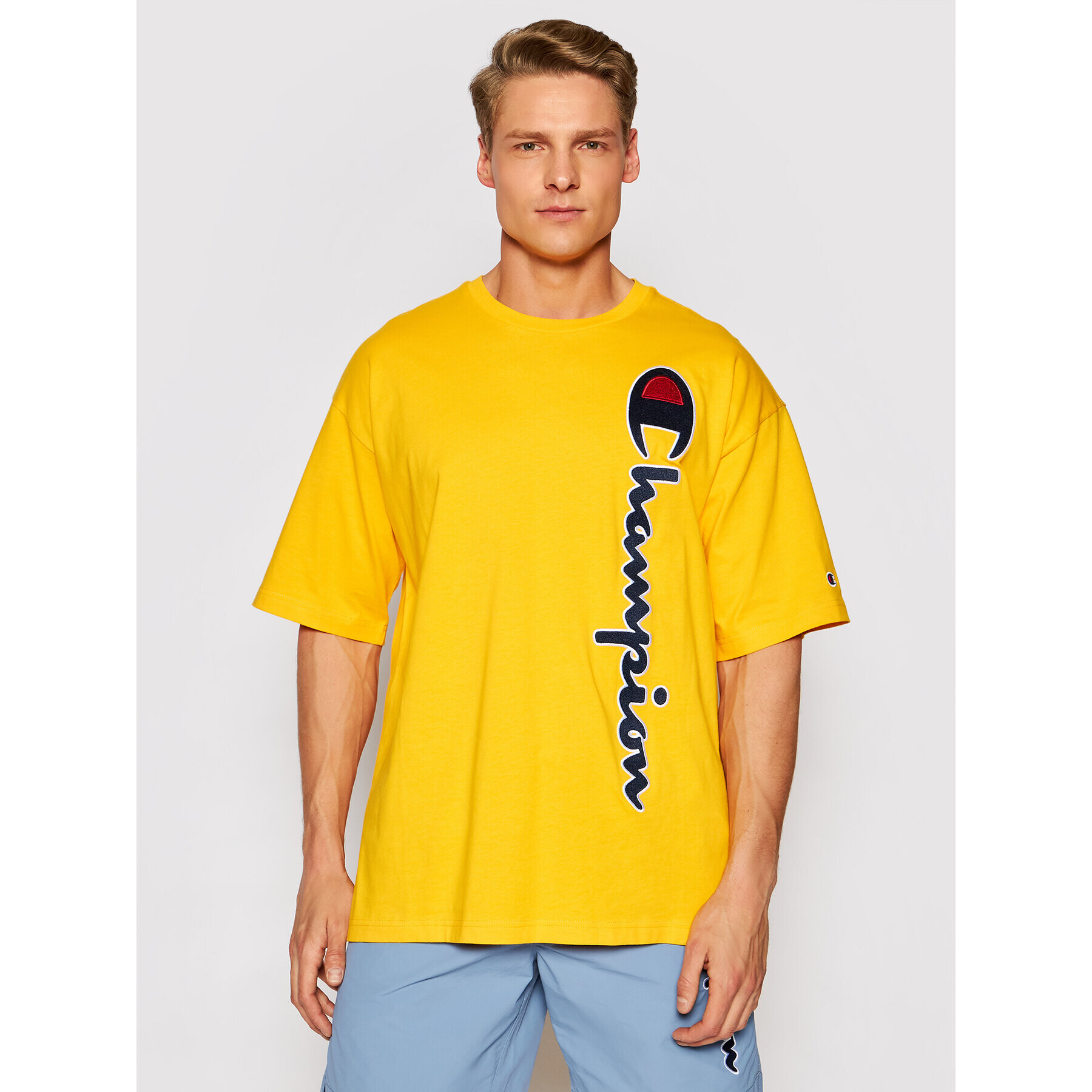 Champion Тишърт Vertical Script Logo 215942 Жълт Custom Fit - Pepit.bg