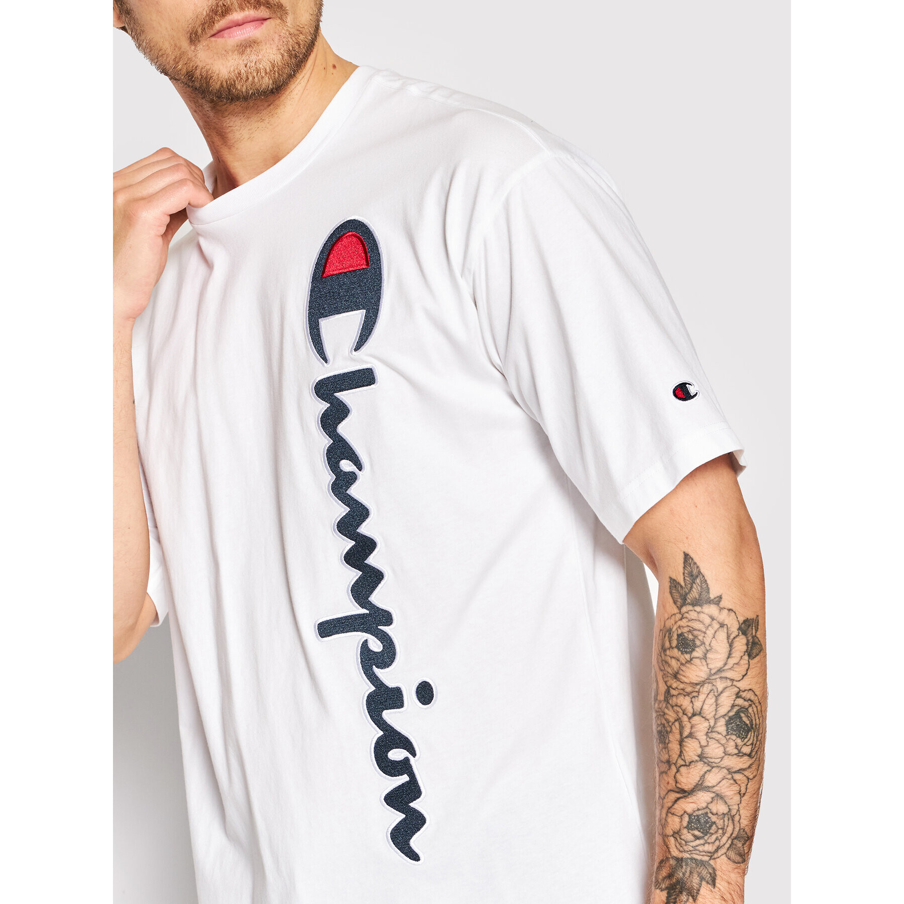 Champion Тишърт Vertical Script Logo 217070 Бял Custom Fit - Pepit.bg