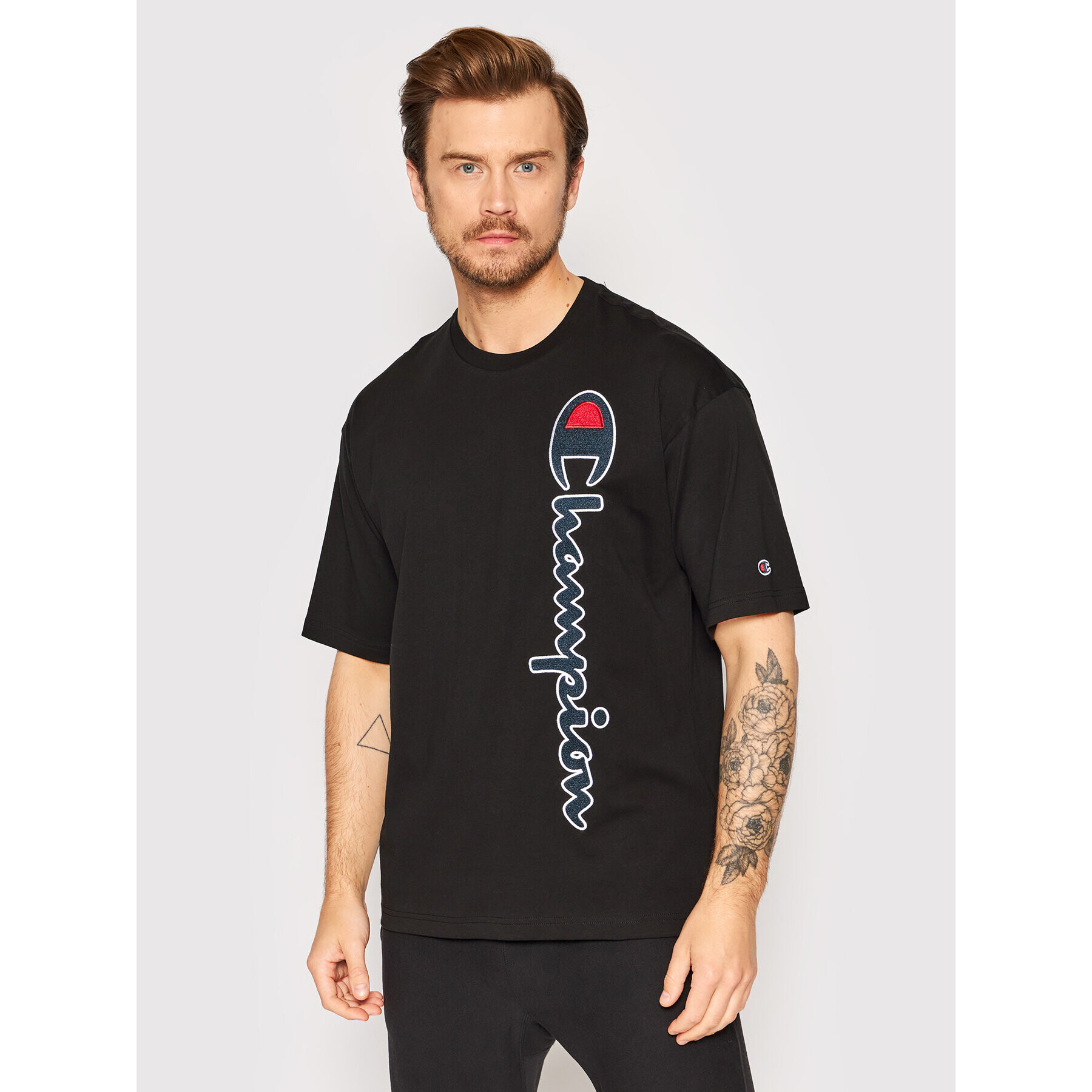 Champion Тишърт Vertical Script Logo 217070 Черен Custom Fit - Pepit.bg