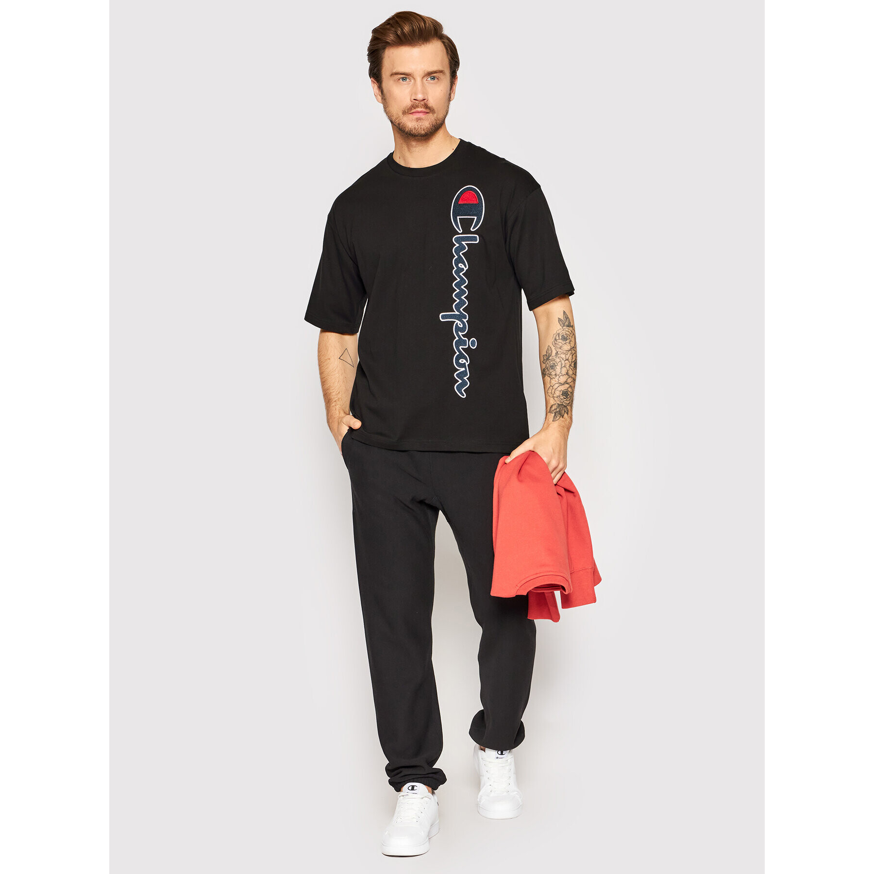 Champion Тишърт Vertical Script Logo 217070 Черен Custom Fit - Pepit.bg