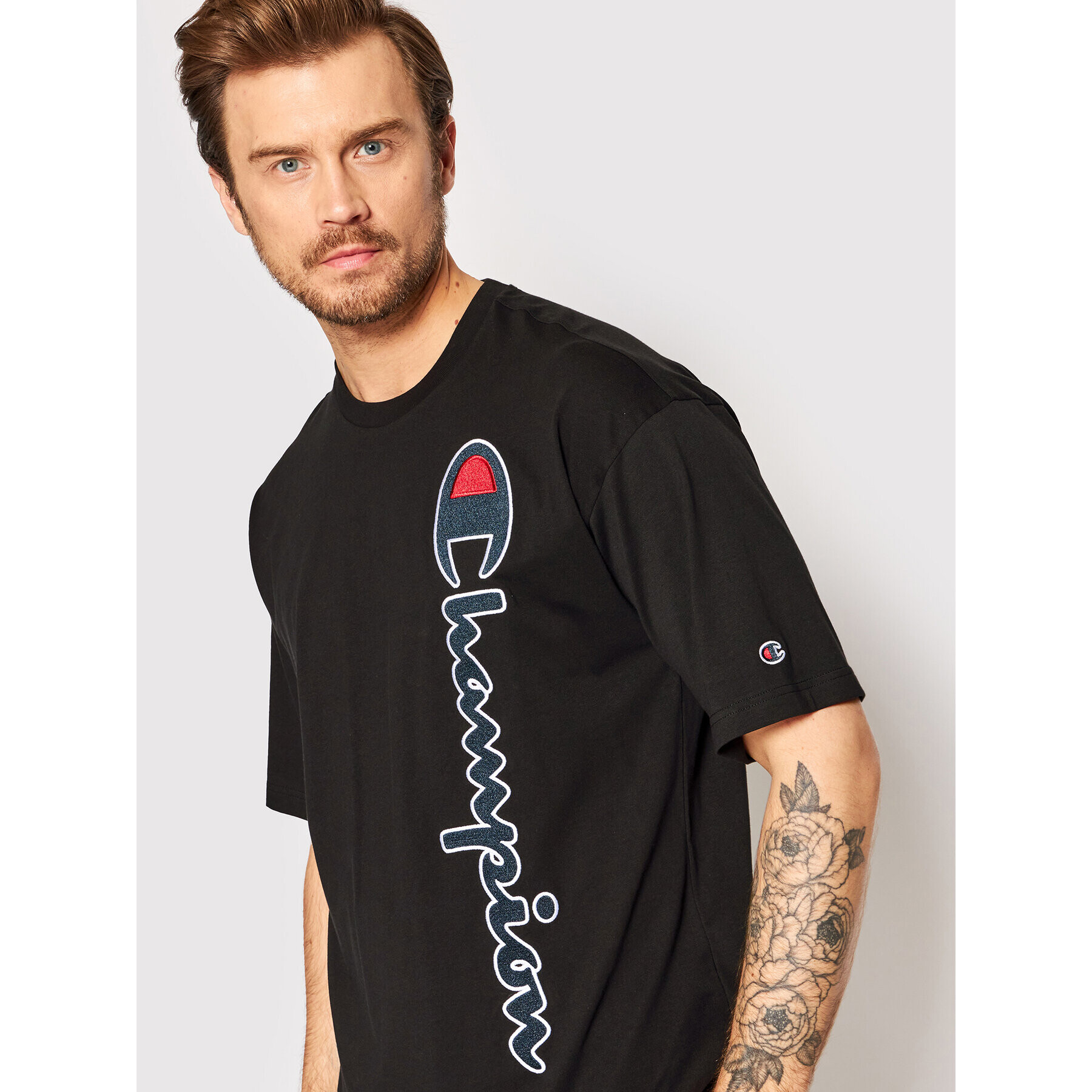 Champion Тишърт Vertical Script Logo 217070 Черен Custom Fit - Pepit.bg