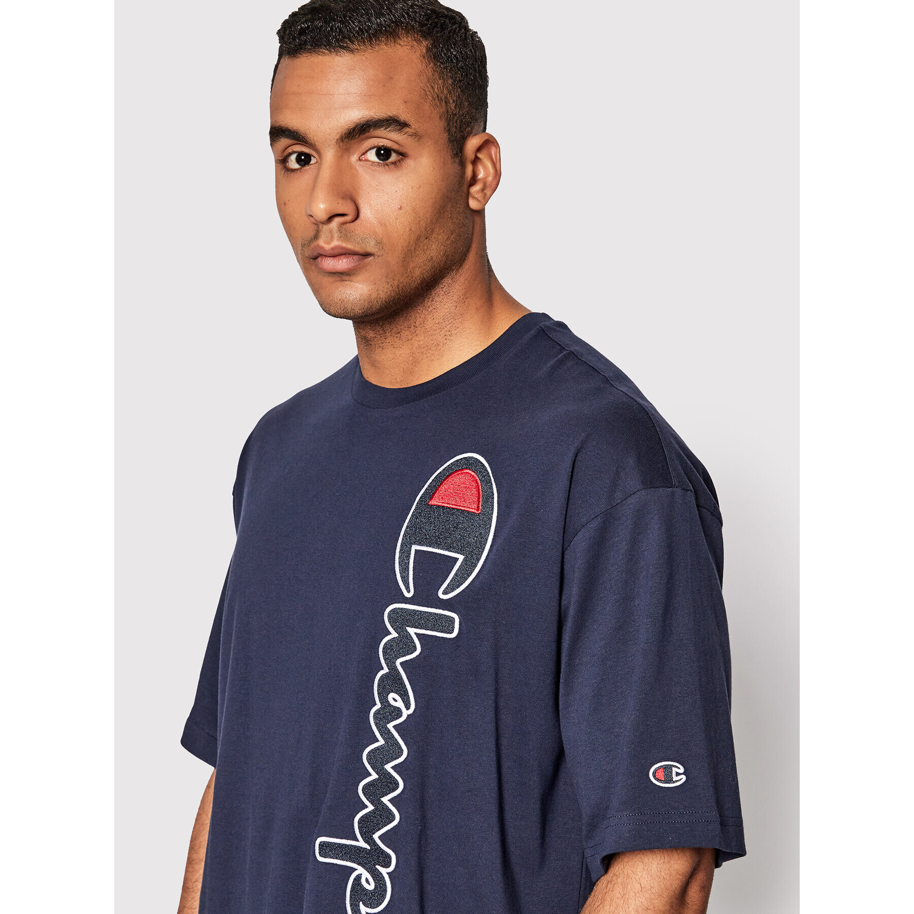 Champion Тишърт Vertical Script Logo 217070 Тъмносин Custom Fit - Pepit.bg