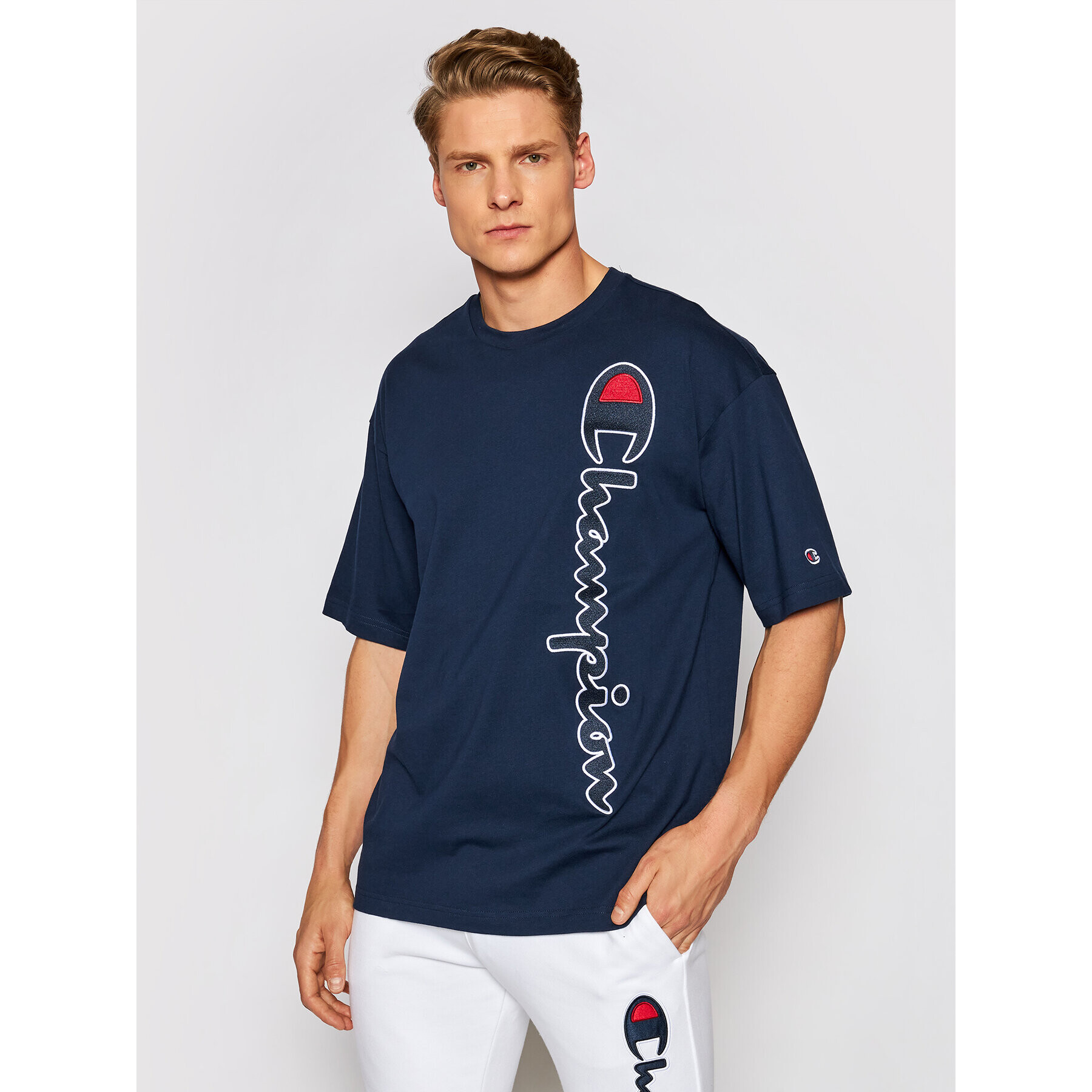 Champion Тишърт Vertical Script Logo Тъмносин Custom Fit - Pepit.bg