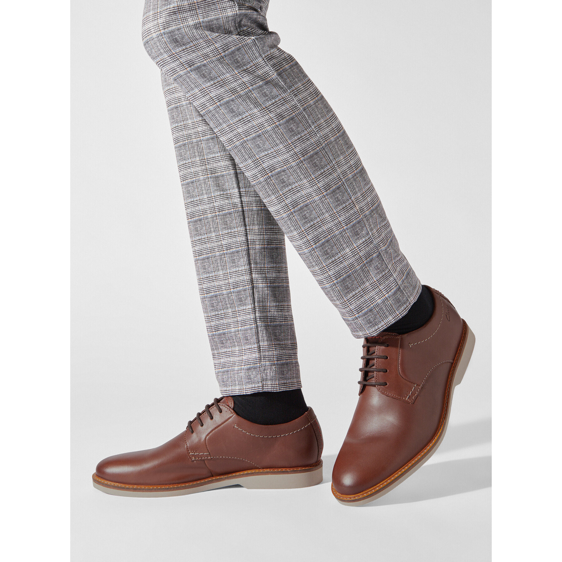 Clarks Обувки Atticus LTLace 26172070 Кафяв - Pepit.bg